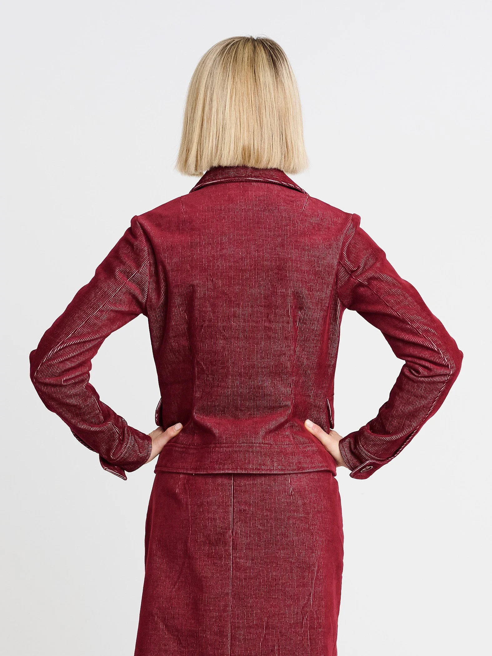 Kurze Jacke aus Crod mit runden Klappentaschen und Knöpfen in dunkelrot