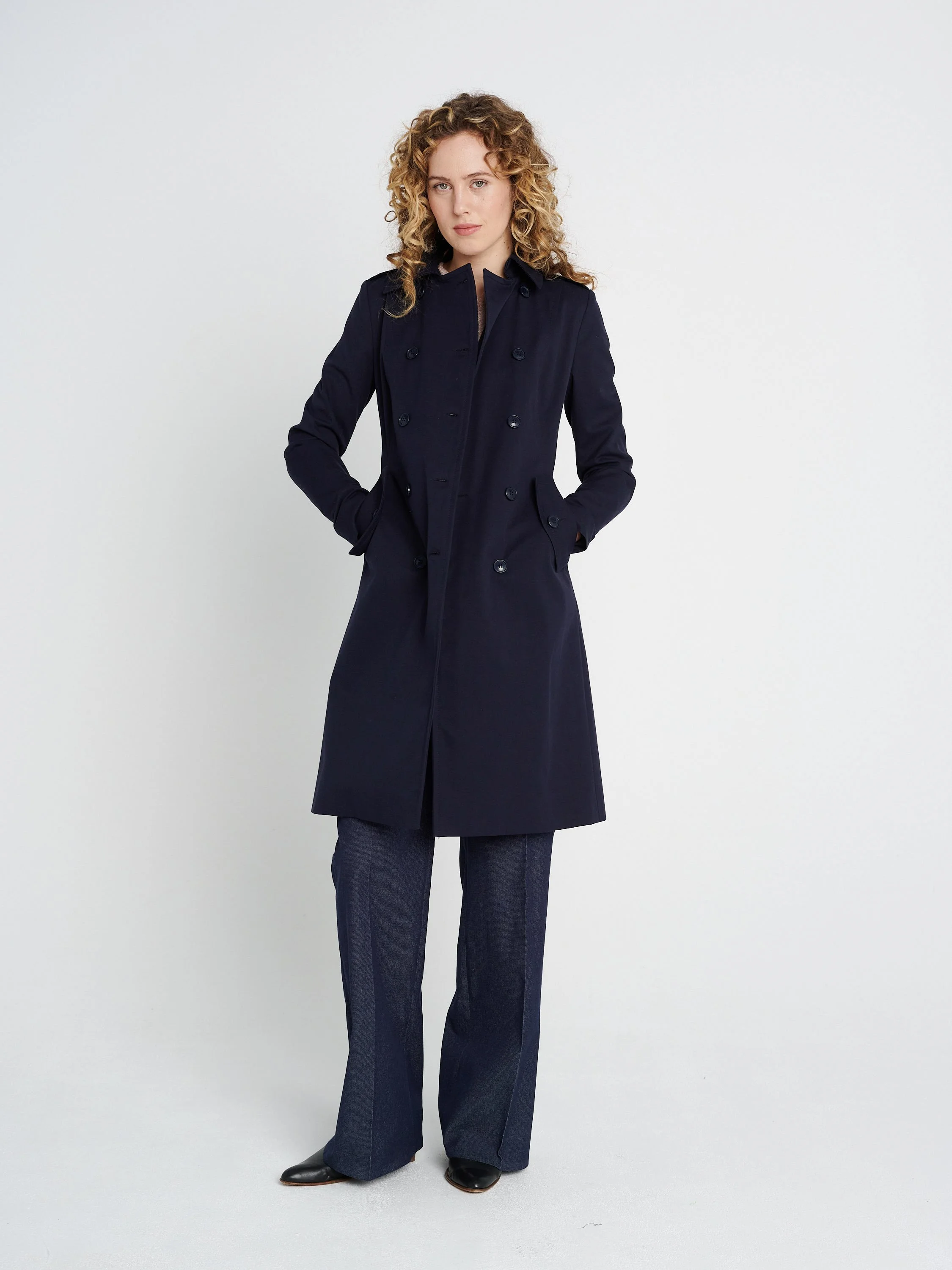 Sommermantel mit Kragen und Taschen, taillierter Doppelreiher mit Teilungsnähten in dunkelblau