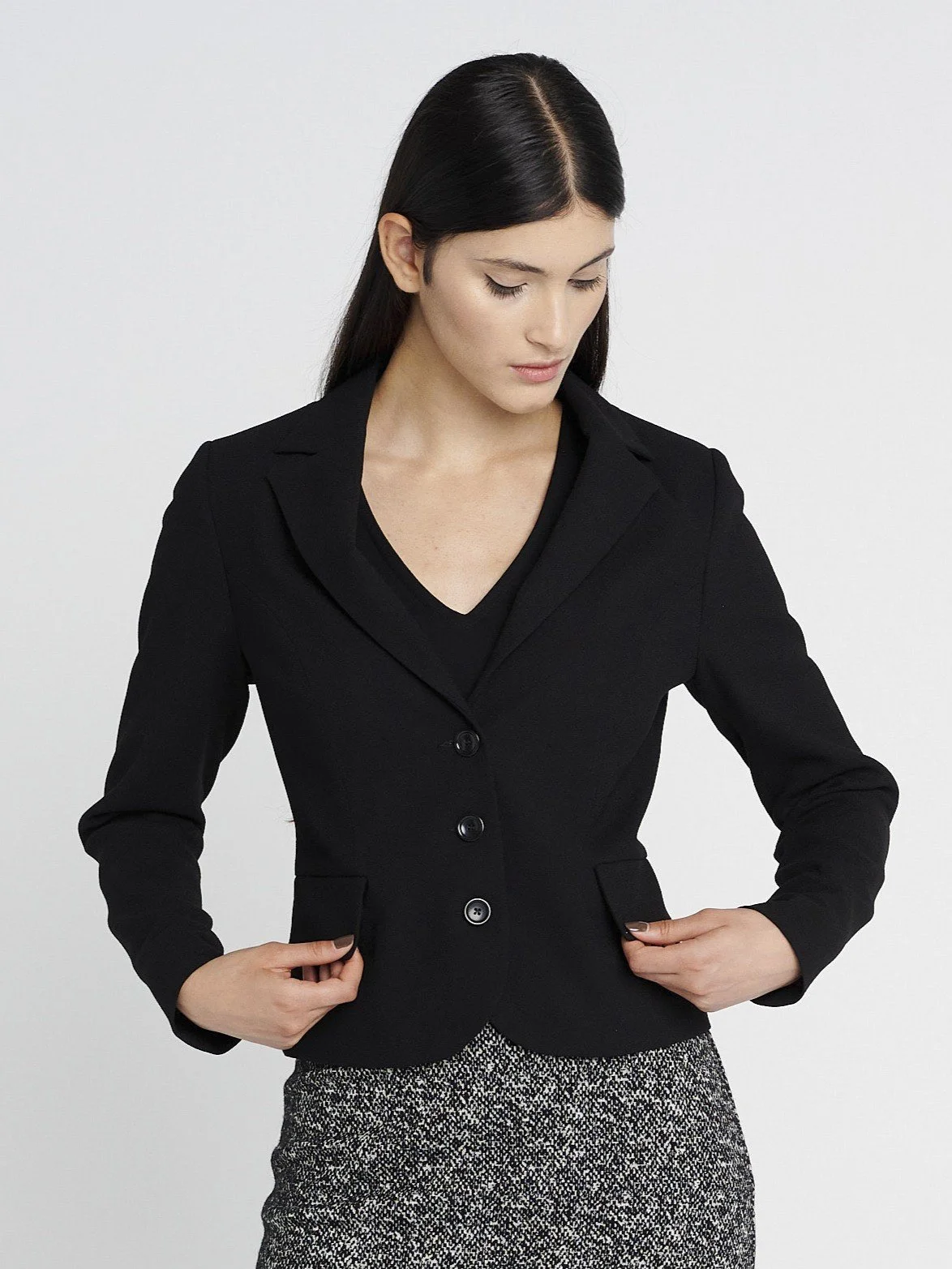 Einreihiger kurzer Blazer aus Schurwolle, klassiches Revers und Blazertaschen in schwarz.