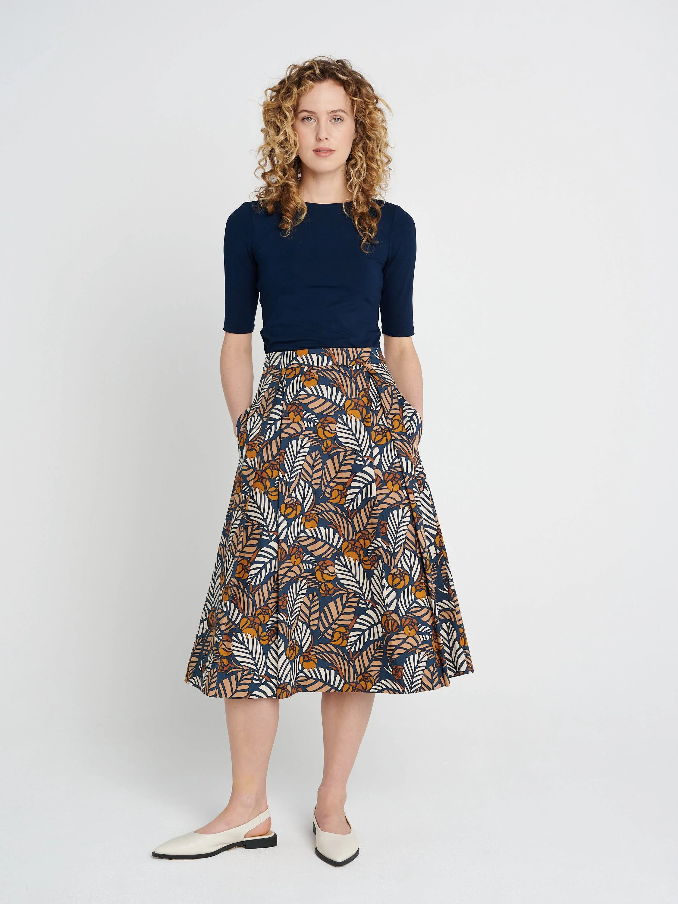 Enges T-Shirt mit U-Boot-Ausschnitt und engen, halblangen Ärmeln aus Jersey in dunkelblau.