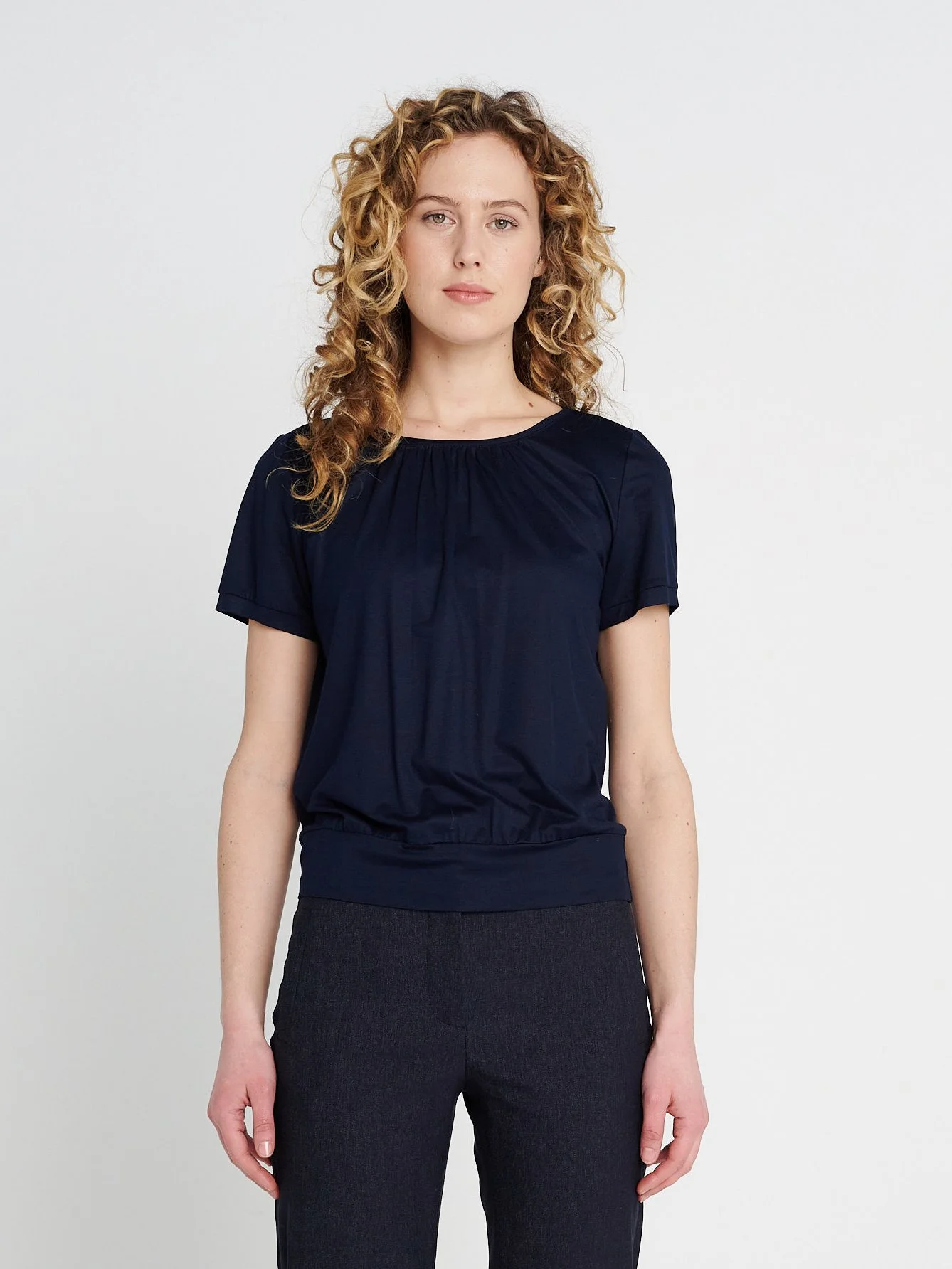 Dunkelblaues  T-Shirt, kurzärmlig, luftig geschnitten mit Bündchen aus weichem Bambus-Jersey.