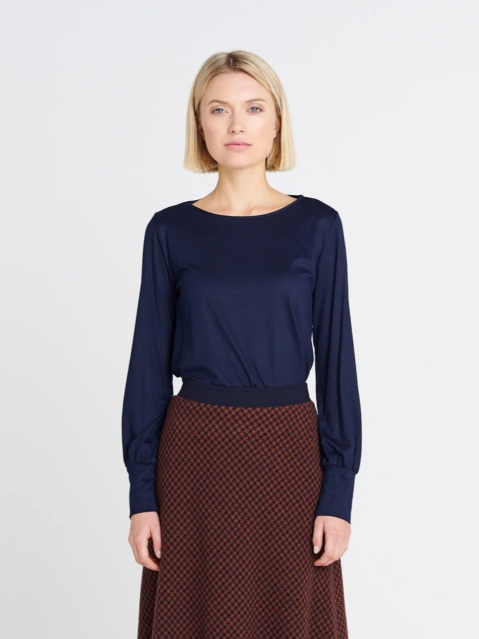 Fließendes dunkelblaues Designershirt für Damen, langer Arm, Rundhals mit feinem Paspel, aus hochwertiger Viscose