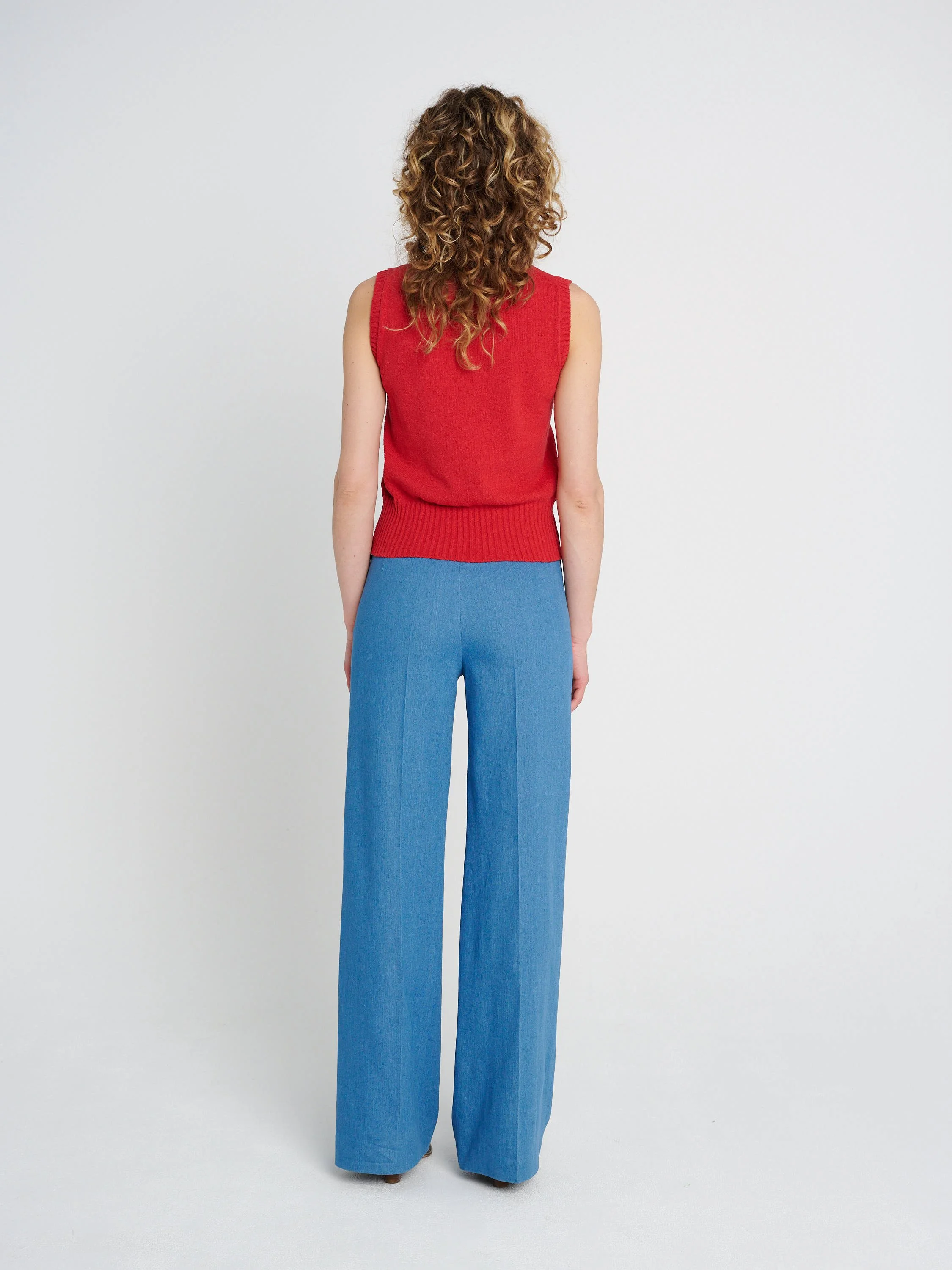 Gemütliche Jeanshose, gerades Hosenbein mit aufgesteppten Taschen, Bügelfalte in hellblau