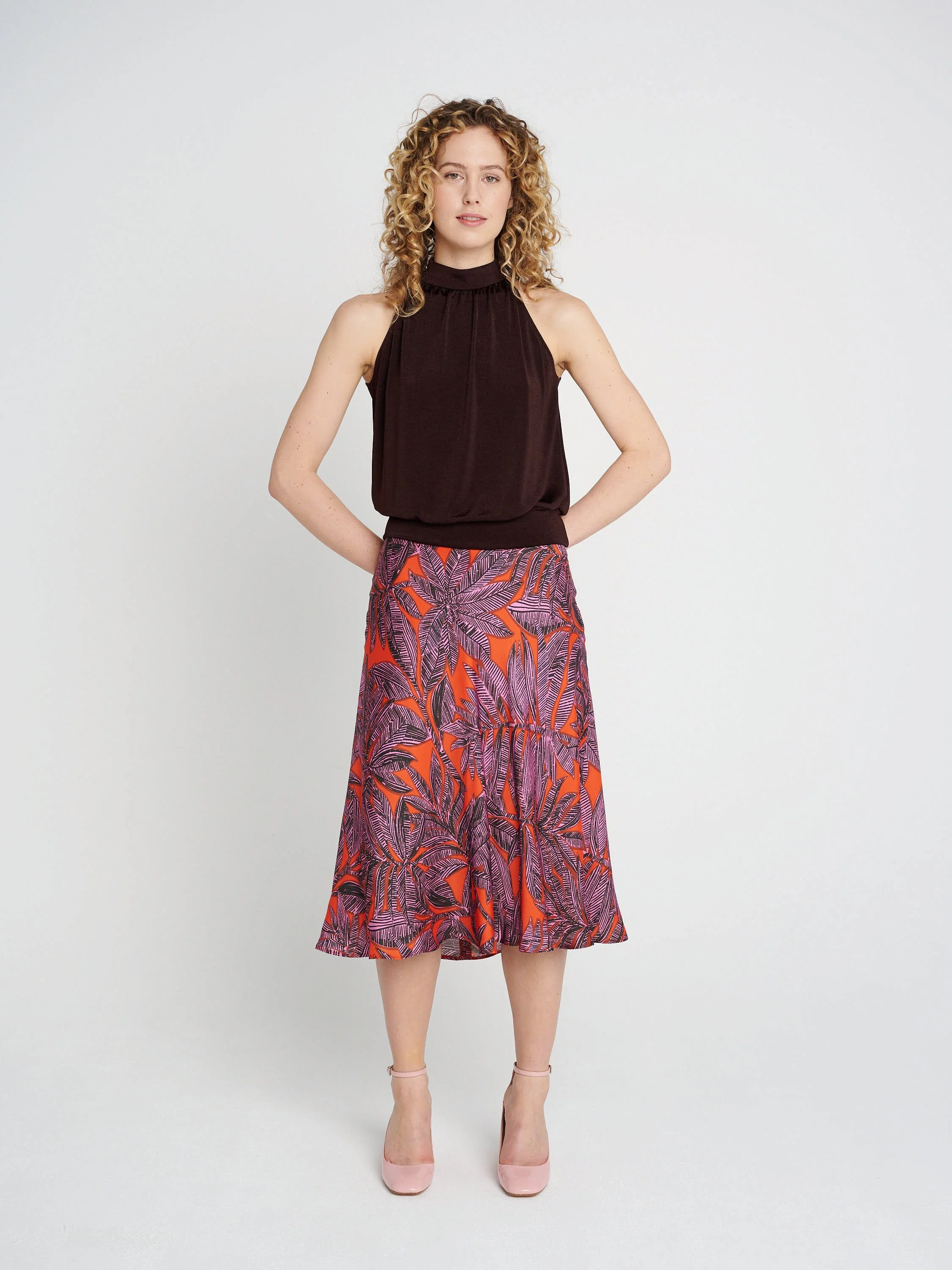 Ärmelloses Glitzertop mit schmalem Kragen und Bündchen am Saum in dunkelbraun.