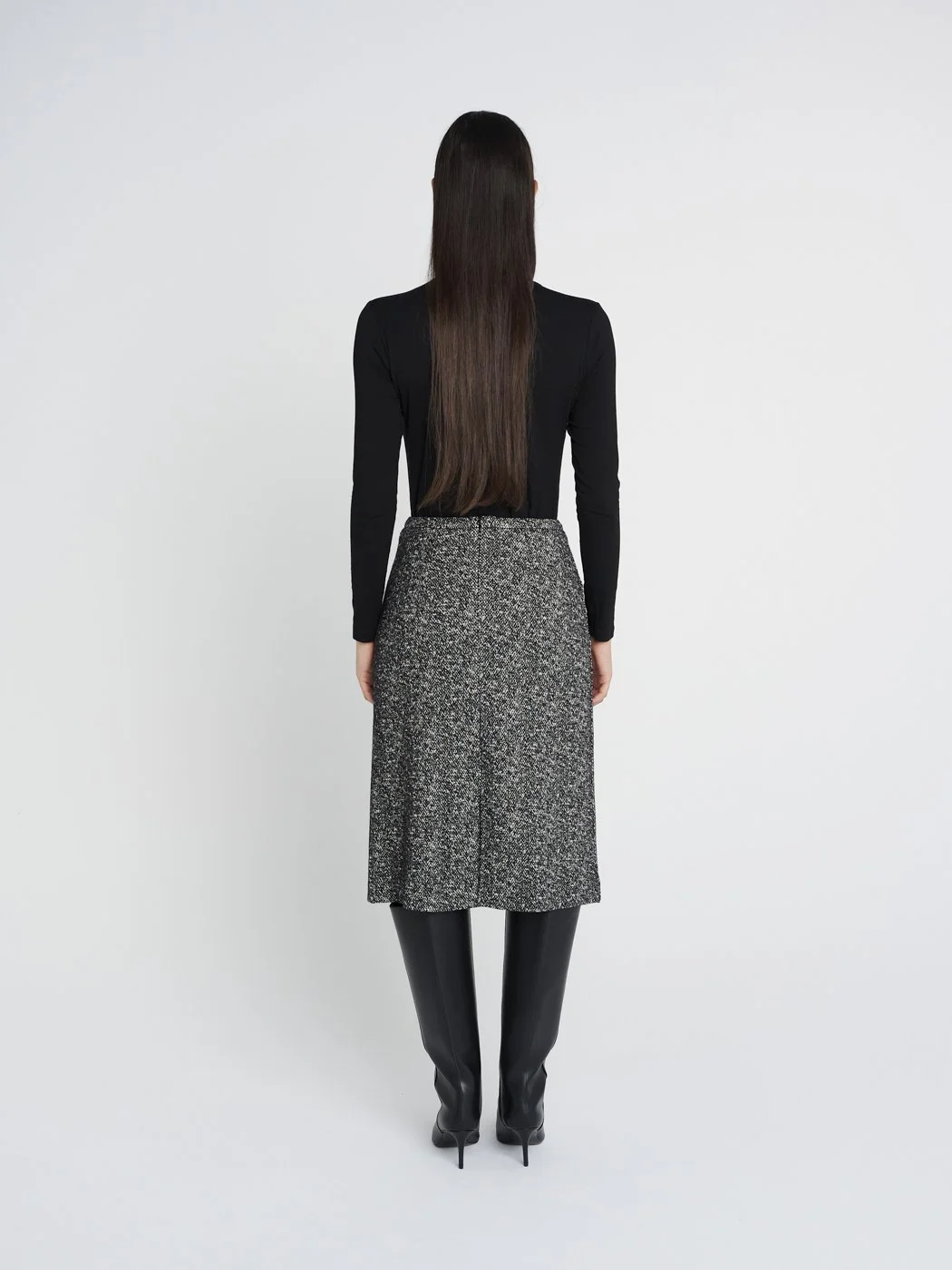 Gerader, mittellanger Rock aus Jersey in schwarz/ creme meliert mit schmalem Taillenbündchen und Schlitz.