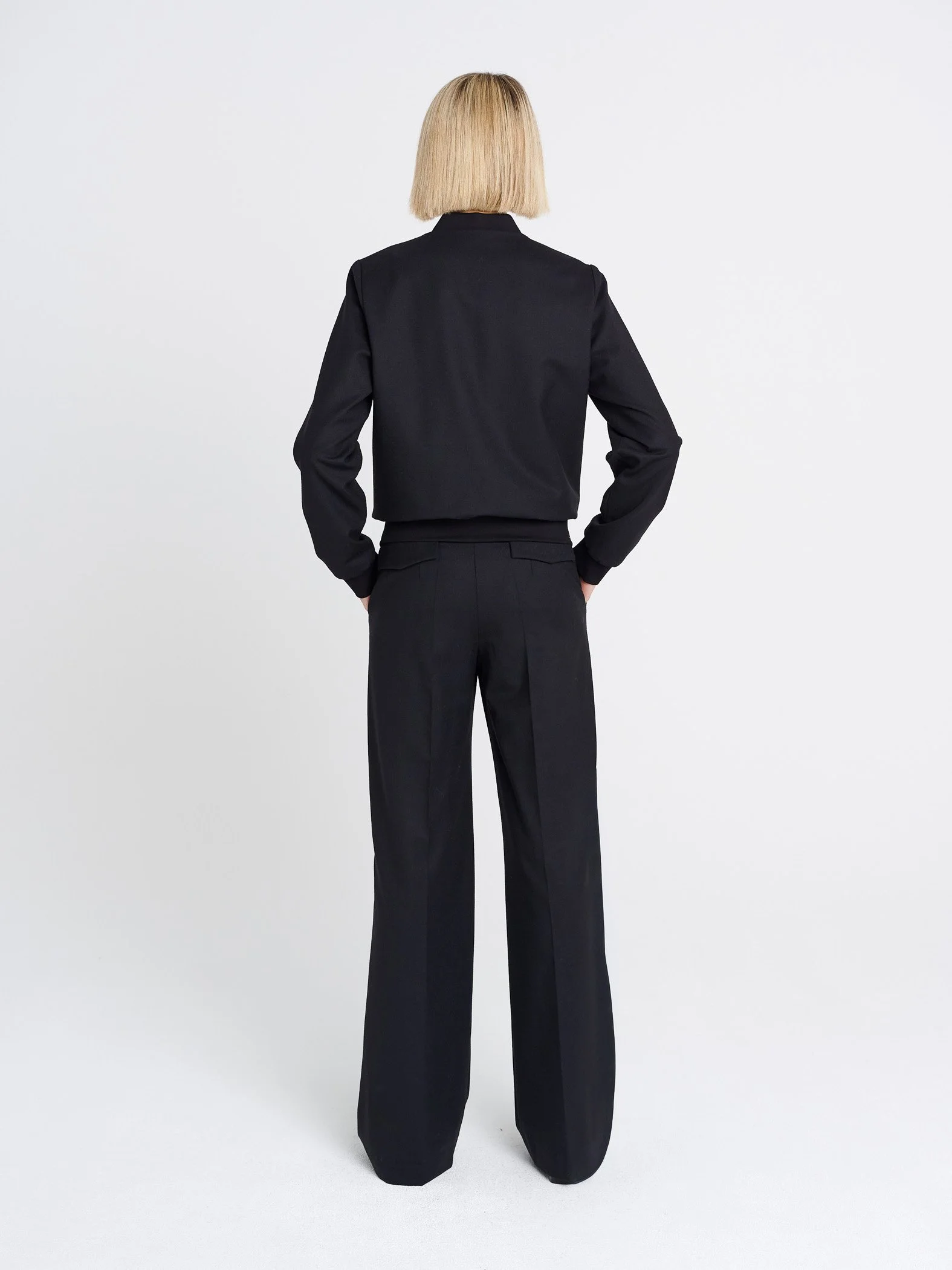 Damenblouson im Bomberjacken-stil mit elastischen Bündchen und Kragen in schwarz