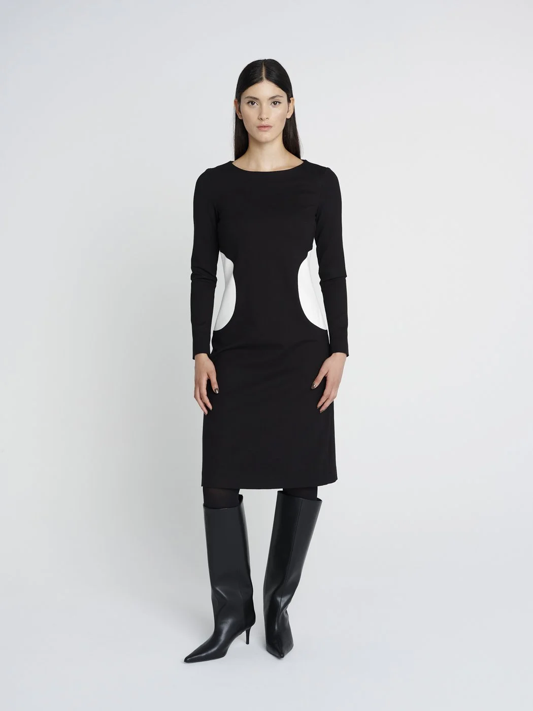 Zweifarbiges Kleid in schwarz-weiß, Sixties-Look mit rundem Ausschnitt und schmalen, langen Ärmeln.