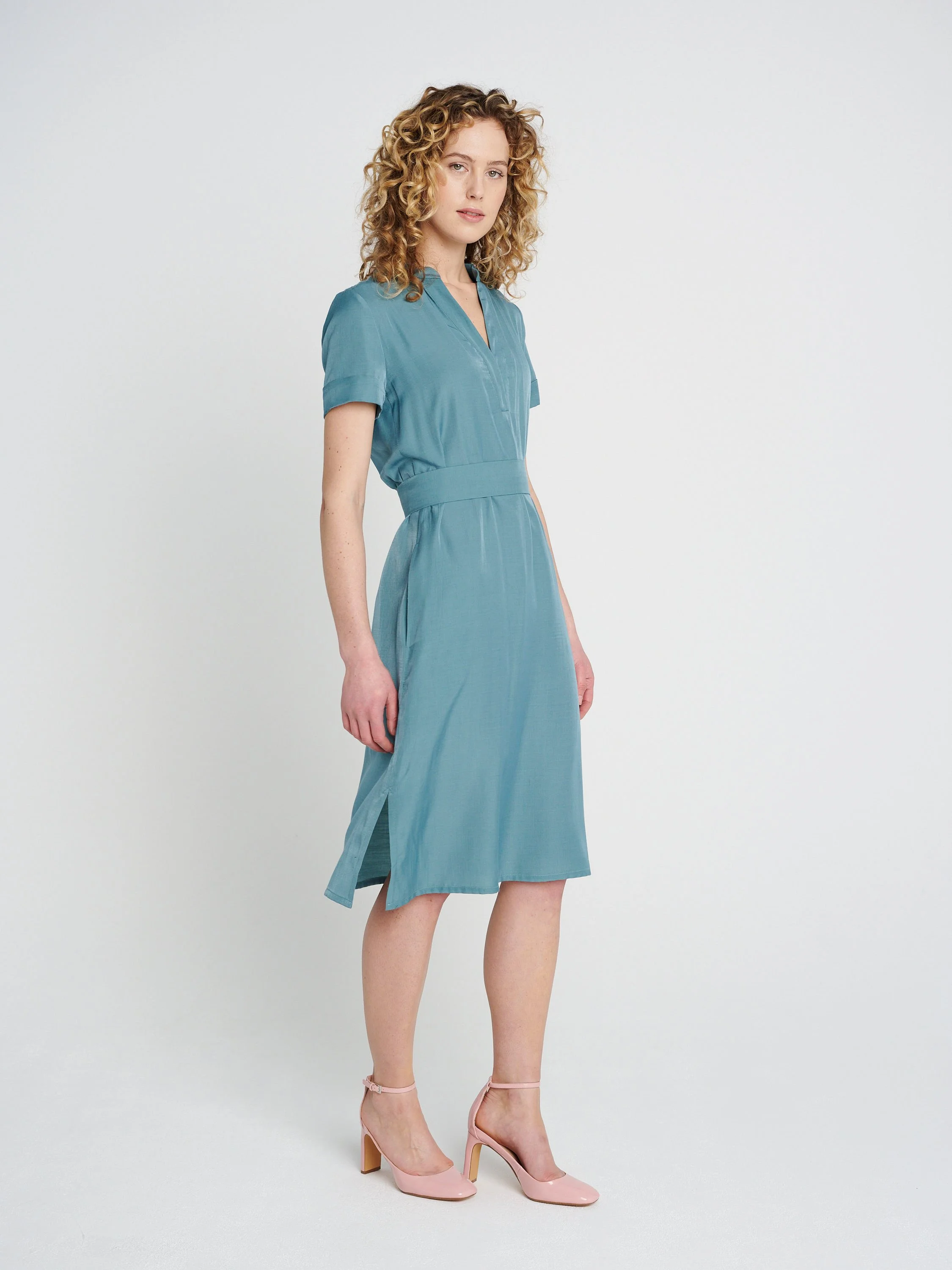 Tunika-Kleid in Knöchellang mit Schlitzen auf beiden Seiten, Ärmeln und Taschen in grün-blau.