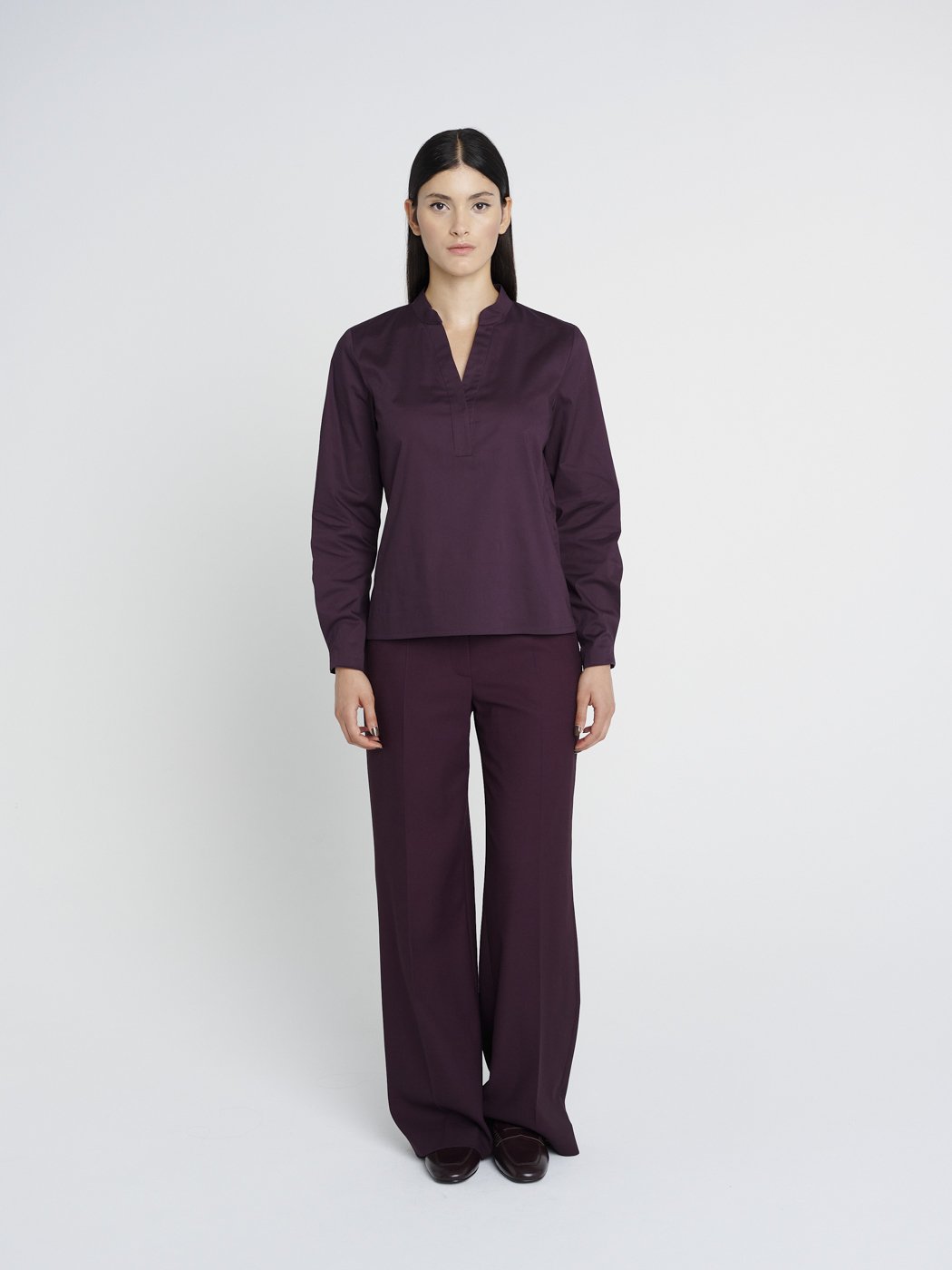 Lässige Anzughose, smart-casual mit weitem Bein aus Schurwolle in bordeaux.