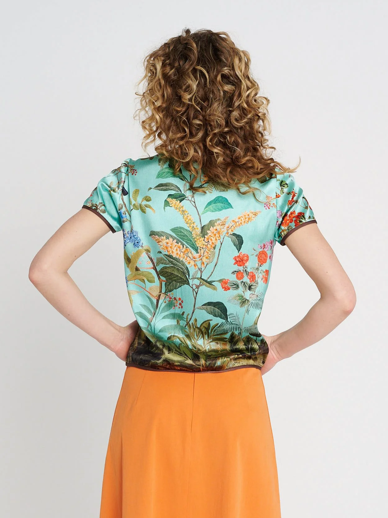 Kurzarm-Bluse mit kleinen Fältchen am runden Ausschnitt aus Seide mit Blumenmuster.