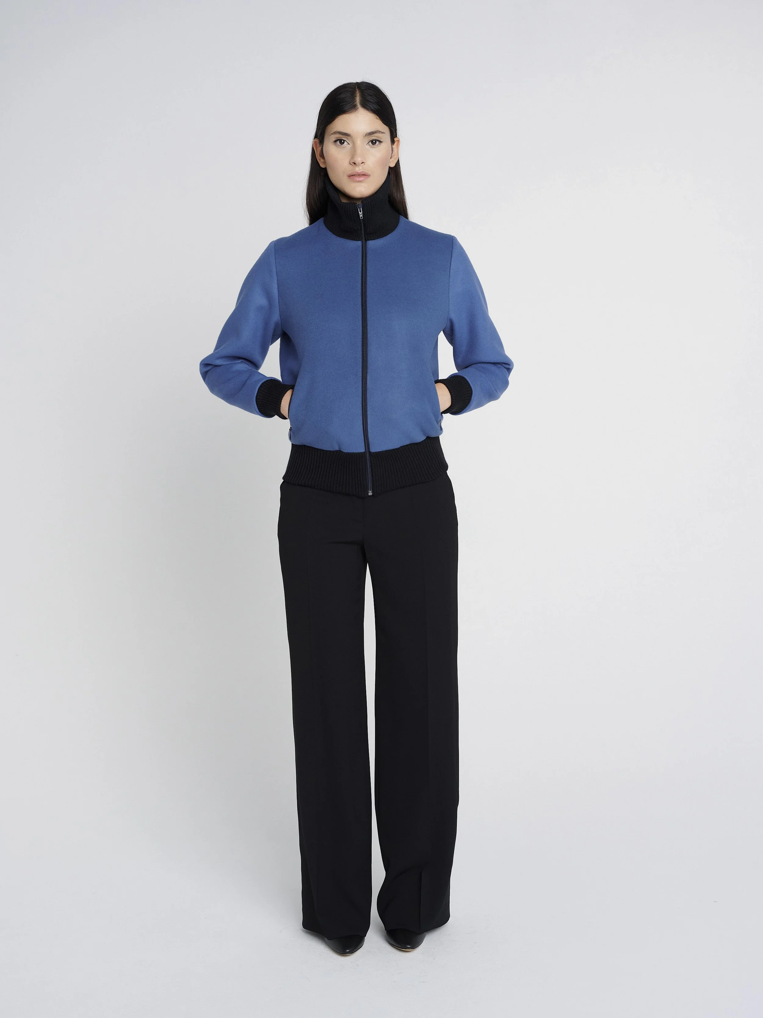 Sportlicher Wollblouson in mittelblau, locker geschnitten, schwarze Rippen-Bündchen und weite Ärmel..jpg
