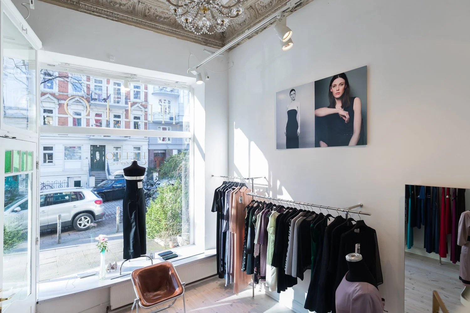 Innenansicht des Geschäfts von HELLO Mode im Weidenstieg 11 in Hamburg.