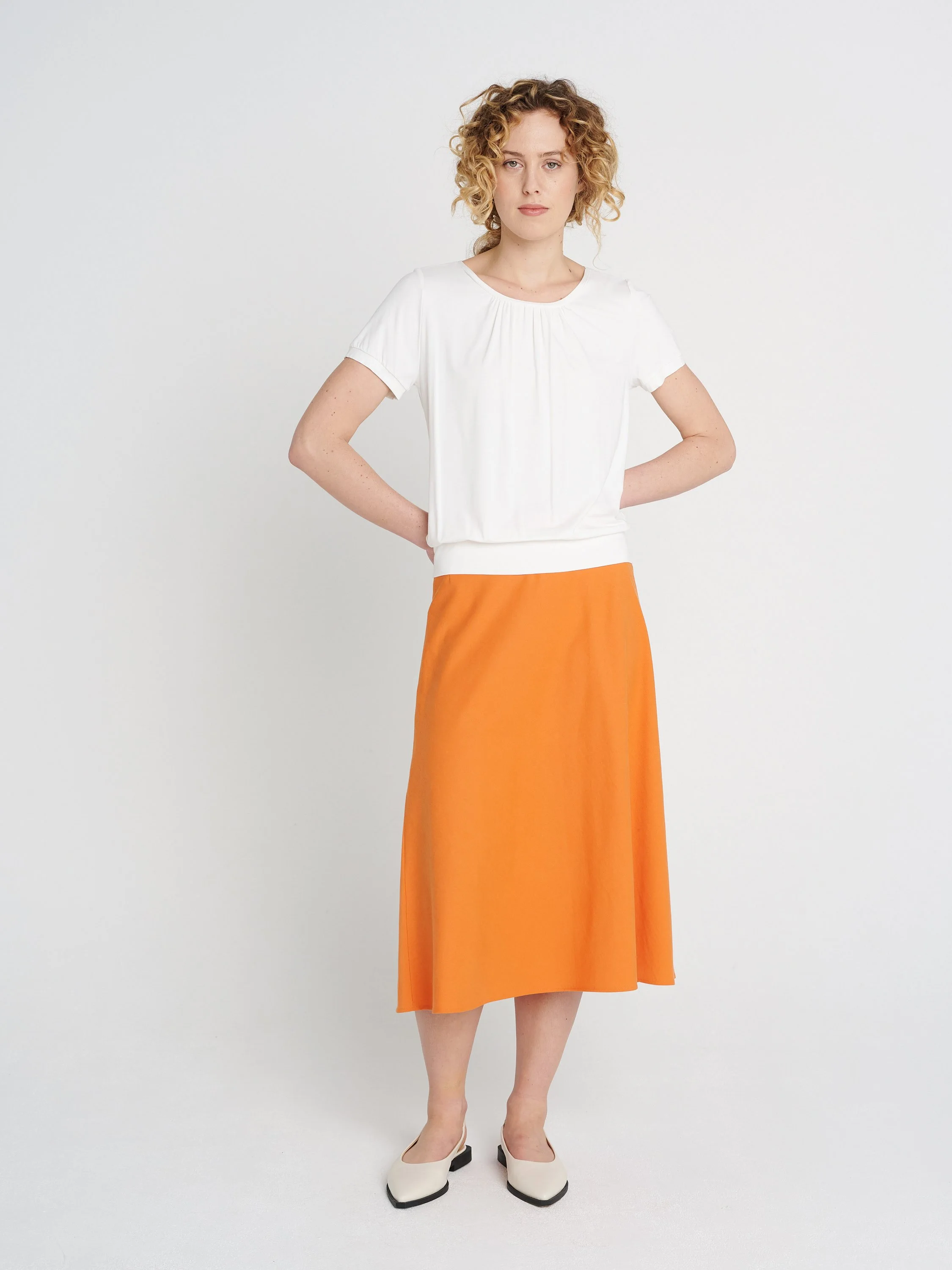 Lockeres Shirt für den Sommer mit Rundhalsausschnitt und kleinen Fältchen in weiß