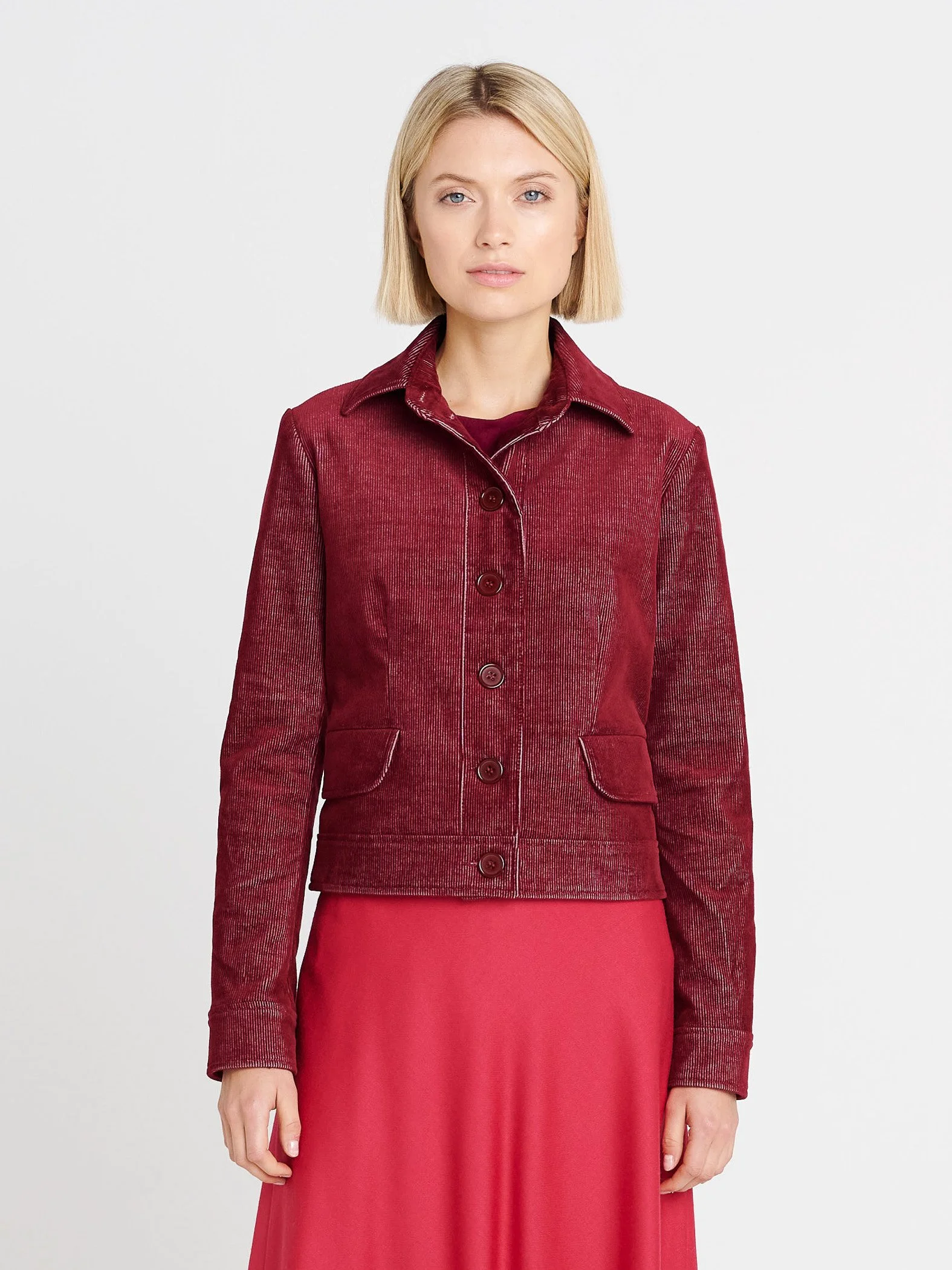 Kurze Jacke aus Crod mit runden Klappentaschen und Knöpfen in dunkelrot