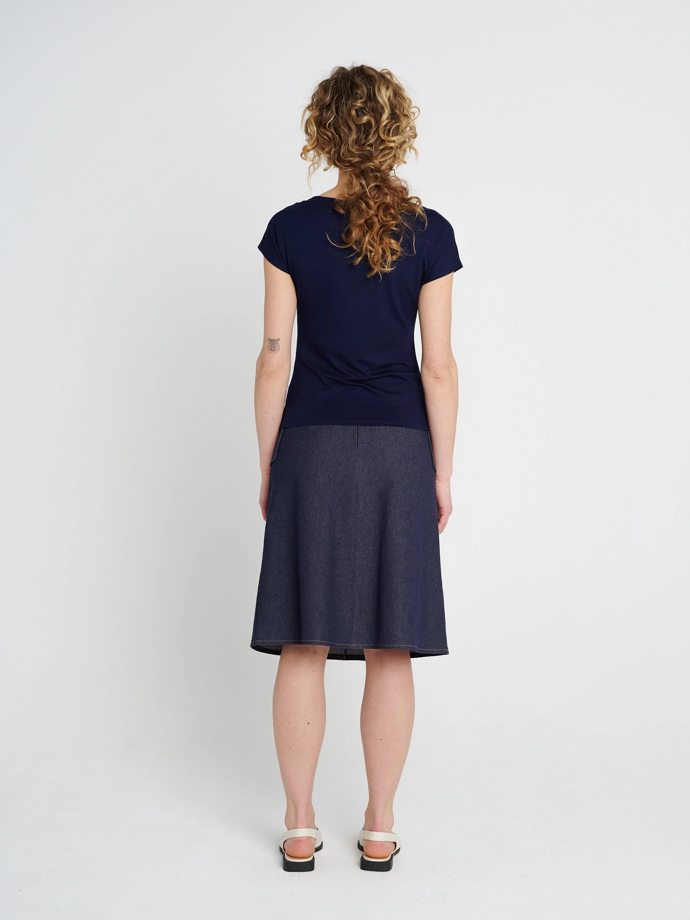 Enges T-Shirt mit U-Boot-Ausschnitt und engen, halblangen Ärmeln aus Jersey in dunkelblau.