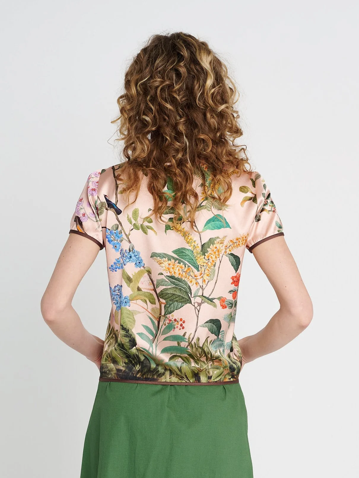 Lässig-elegante Sommerbluse aus Seide, floral gemustert, Rundhalsausschnitt und kurze Ärmel.