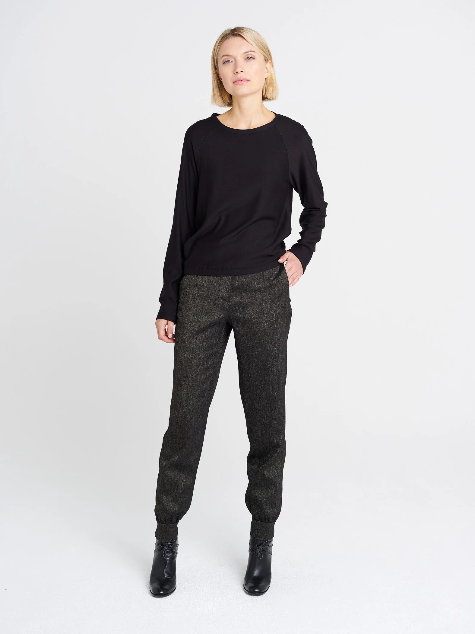 Weicher Damen-Sweater mit Rundhalsausschnitt aus Jersey in schwarz