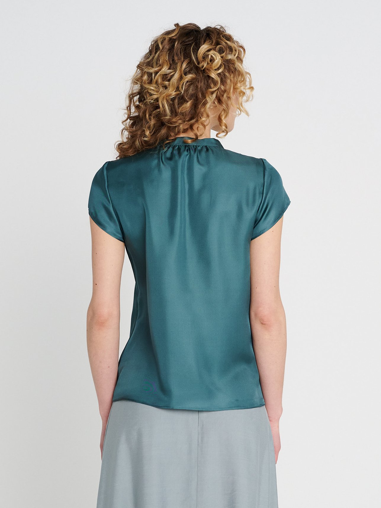 Dunkeltürkises Neckholder-Oberteil mit luftigem Fall, ohne Ärmel mit schmalem Kragen und V-Ausschnitt.