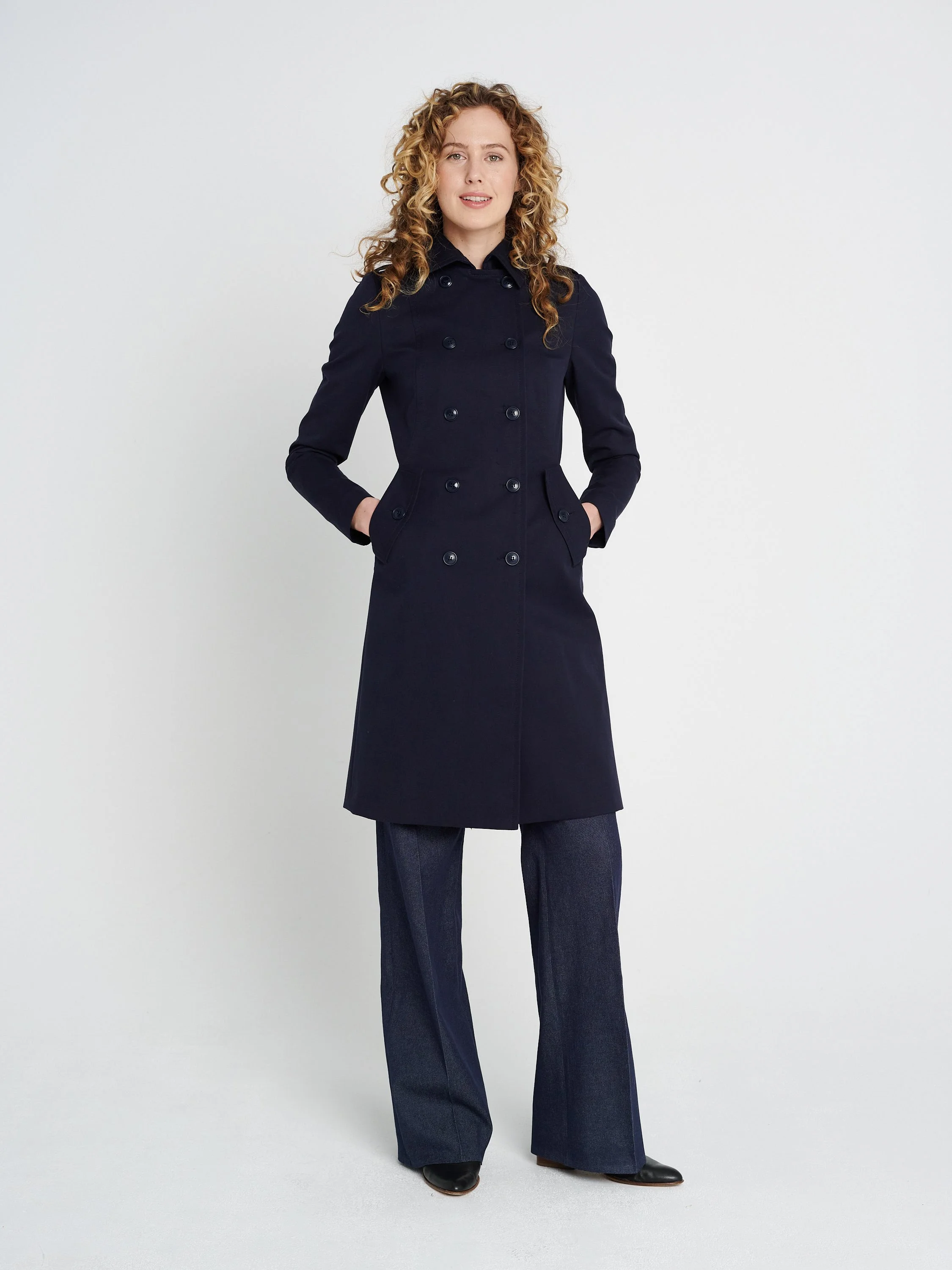 Sommermantel mit Kragen und Taschen, taillierter Doppelreiher mit Teilungsnähten in dunkelblau