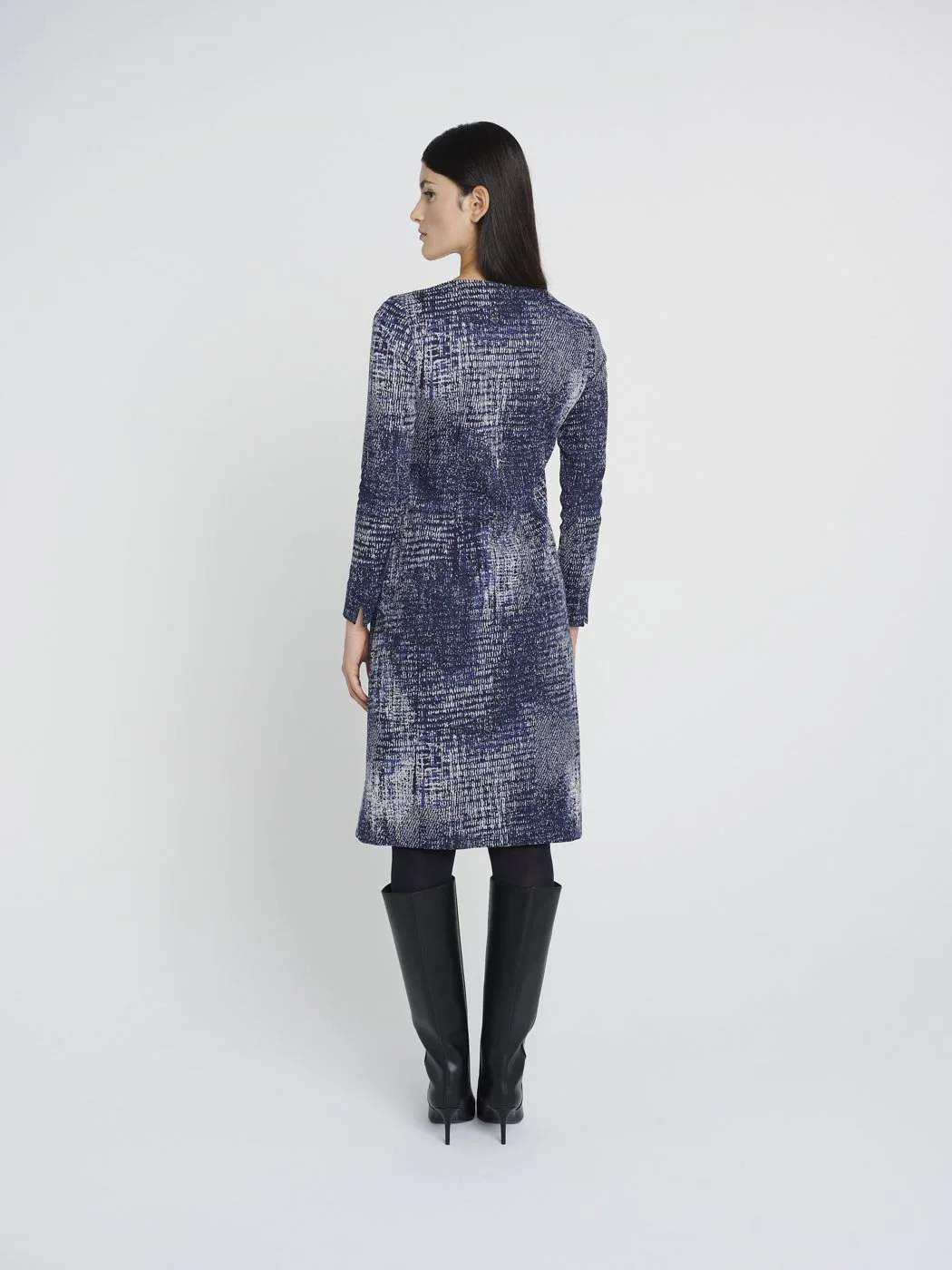 Blau/ weiß/ schwarzes Reißverschlusskleid im Retrolook mit Rundhalsausschnitt und schmalen Ärmeln, knielang.