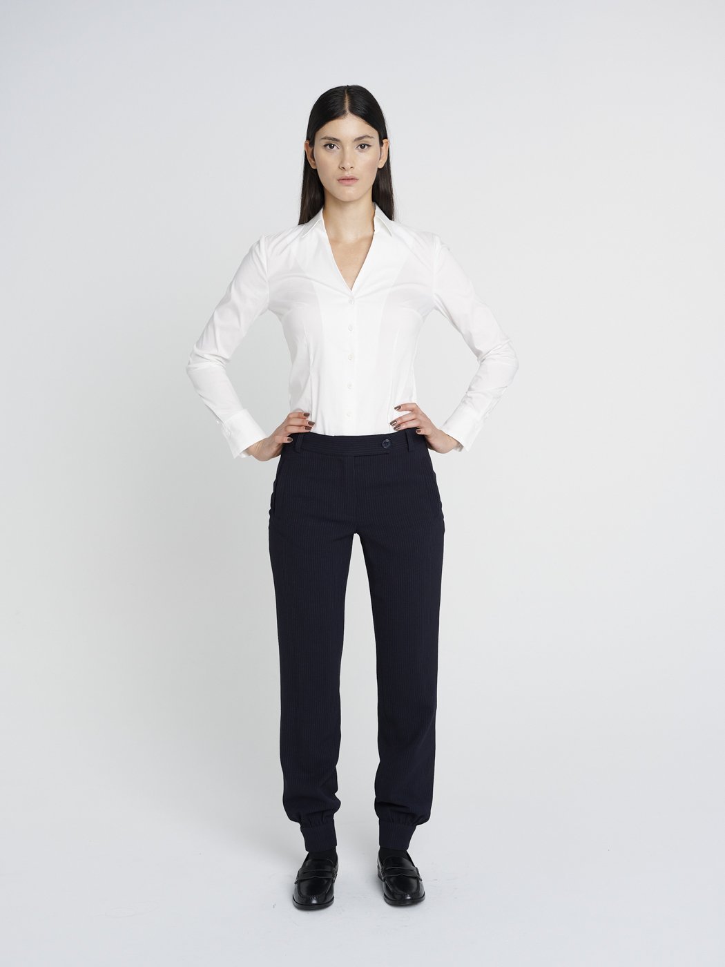 Weiße Hemdblouse mit V-Ausschnitt und langen, schmalen Ärmeln.