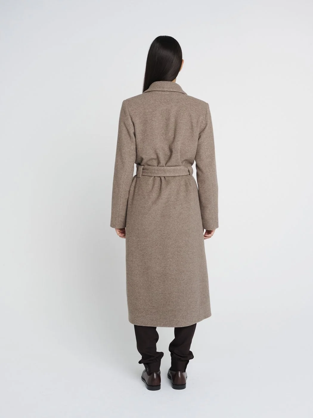 Lässiger, langer Wintermantel, braun/grau mit gleichfarbigem Gürtel, breites Revers und Taschen.