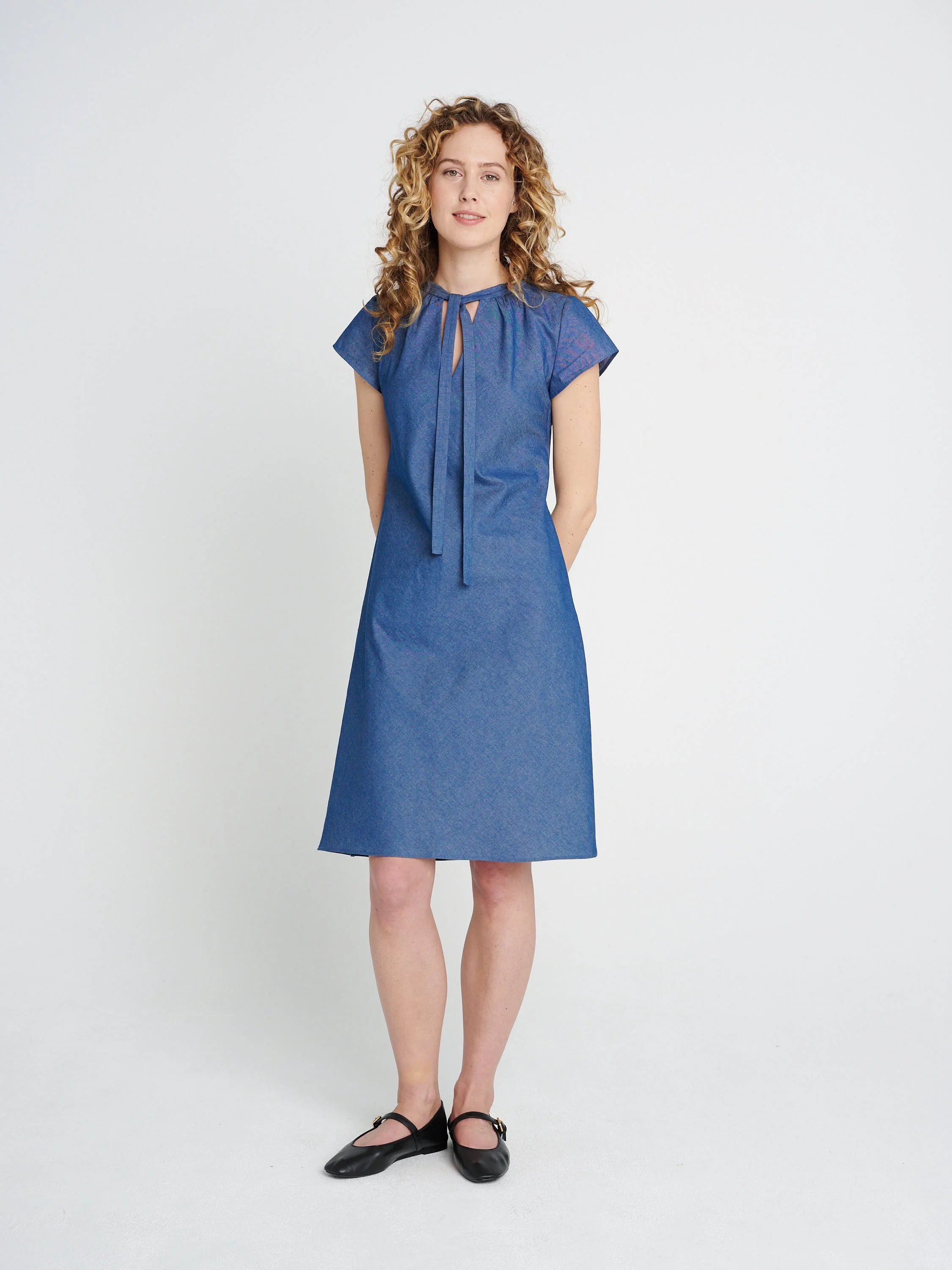 Sommerliches figurbetontes Kleid im blauen Jeans-Look mit kurzen Ärmeln und schwingendem Saum.