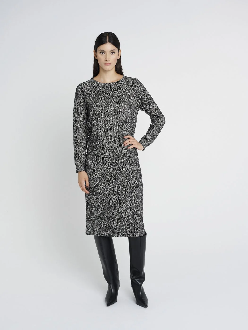 Gerader, mittellanger Rock aus Jersey in schwarz/ creme meliert mit schmalem Taillenbündchen und Schlitz.