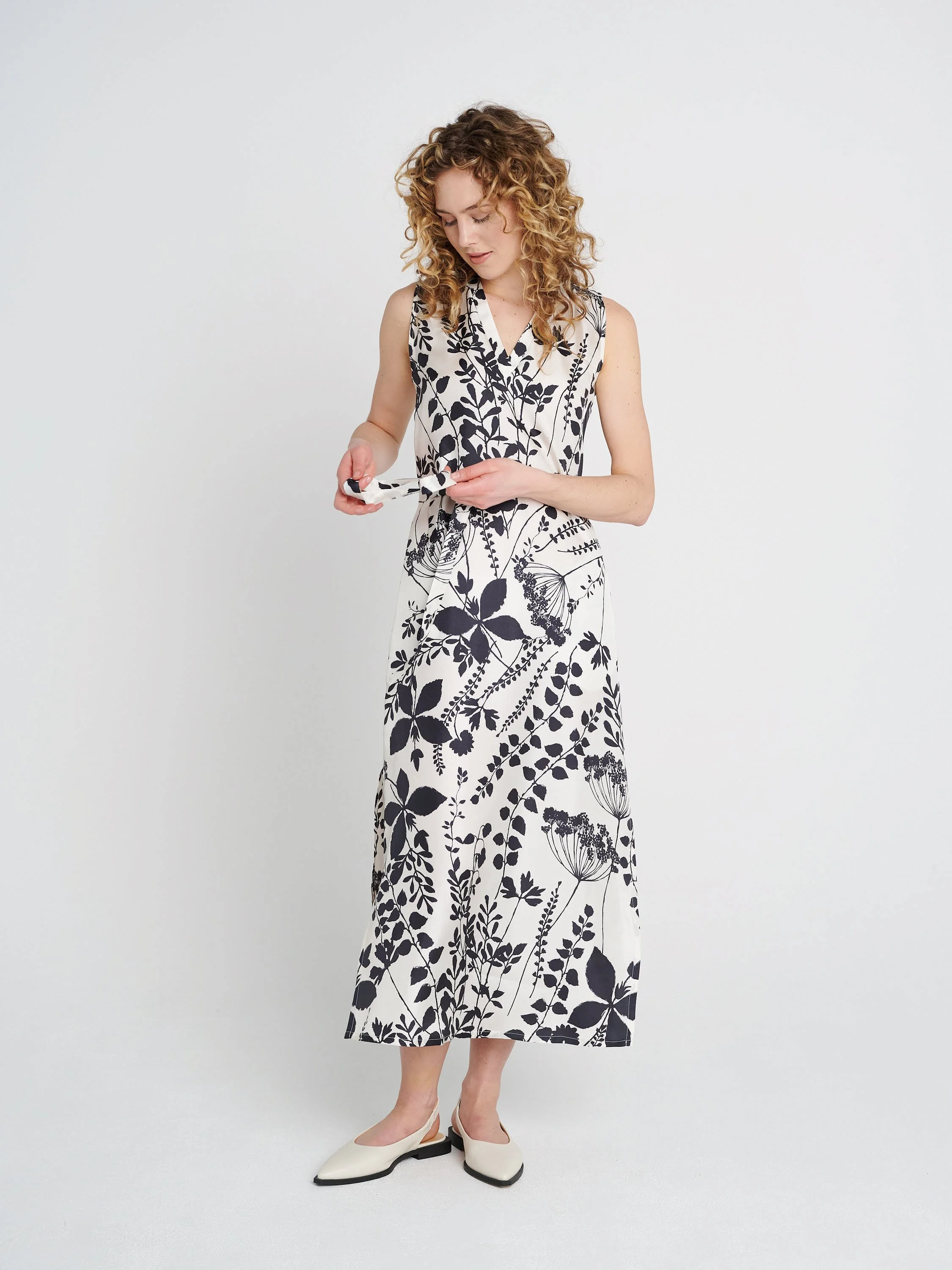 Elegant-lässiges Sommerkleid ohne Ärmel, Knöchellang mit Schlitz und passendem Bintegürtel in schwarz/ weiß Blumenmuster.