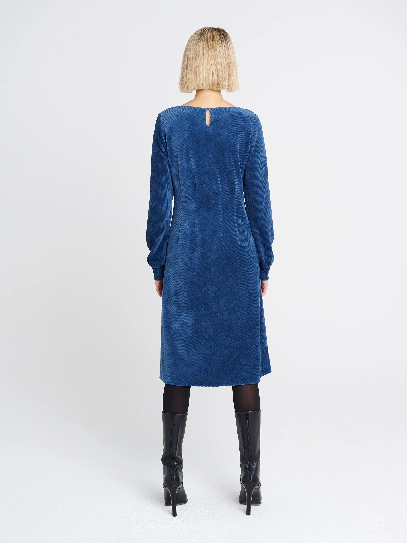 Knielanges Cord-Kleid mit U-Boot-Ausschnitt und Bischof-Ärmeln in mittelblau.