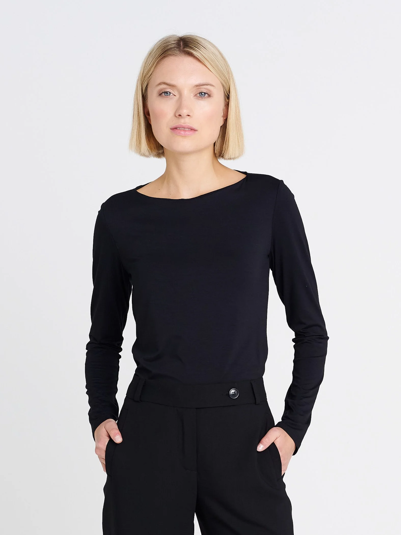 Schwarzes Langarmshirt für Damen mit rundem Ausschnitt, schmal geschnitten