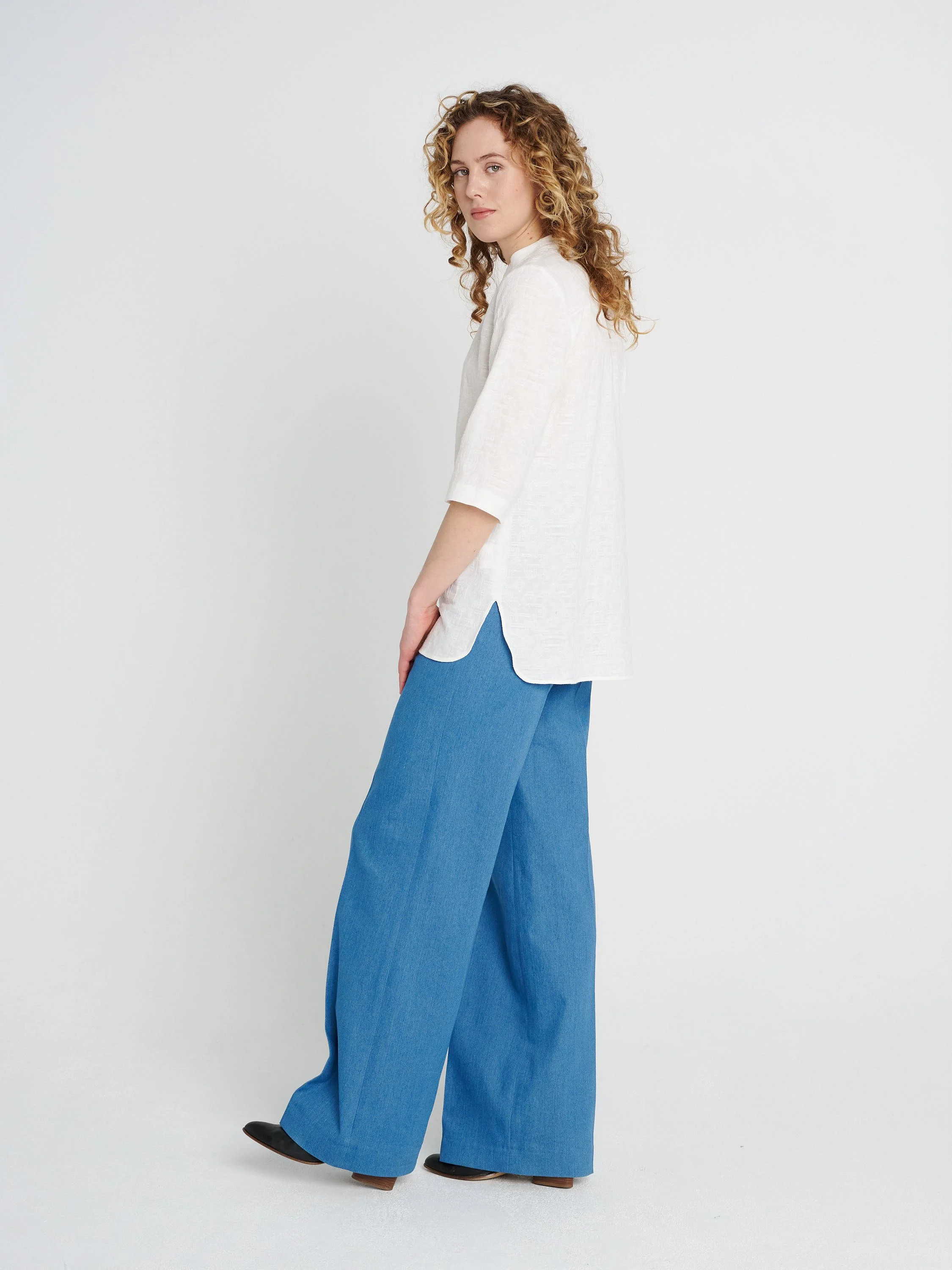 Lockere weiße Tunika mit Schlitzen an beiden Seite und halblangen Ärmeln aus bestickter Baumwolle.