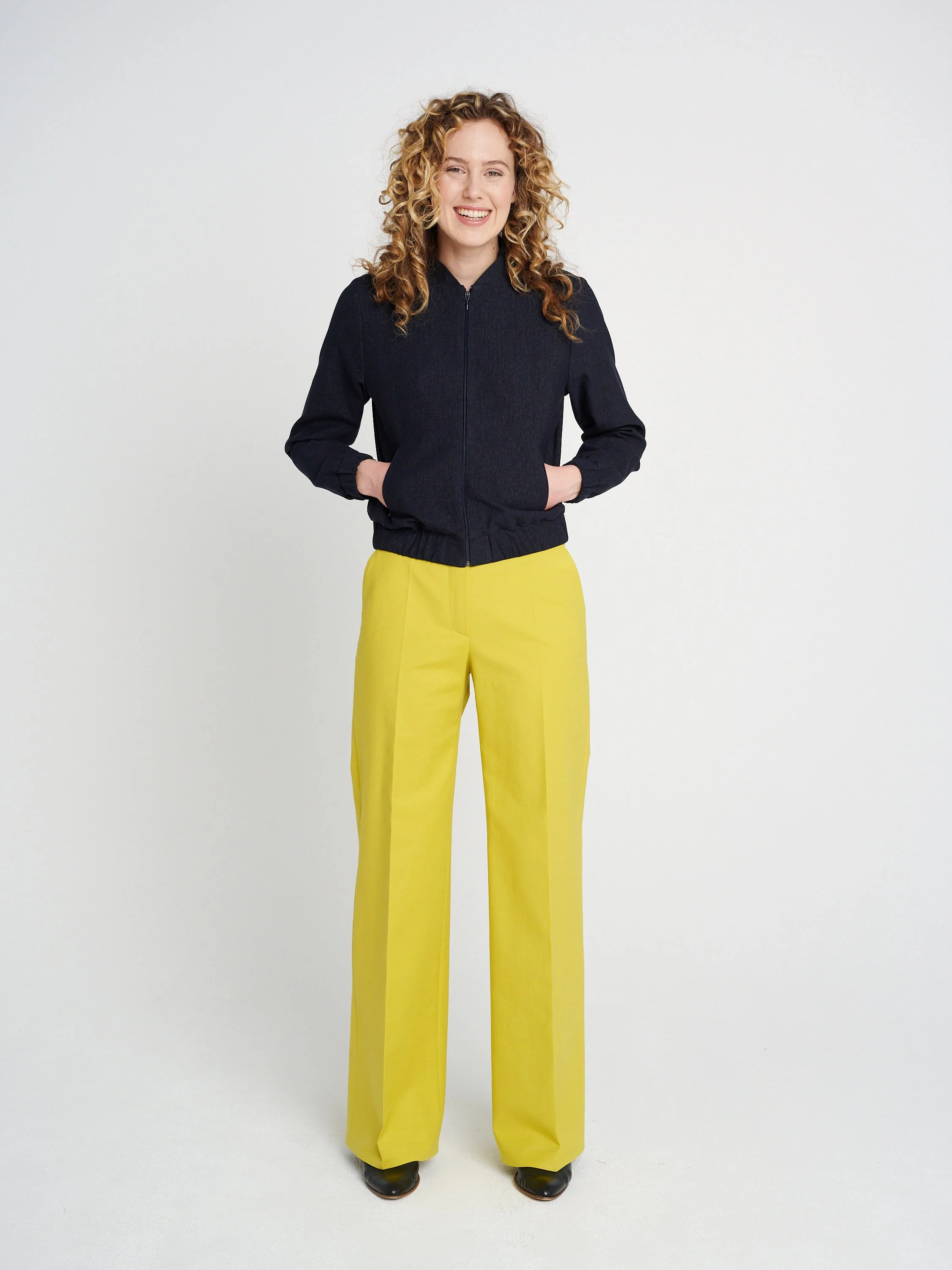 Bomberjacke aus Jeans mit Reißverschlusstaschen und Stehkragen, Hüftlang, locker geschnitten.