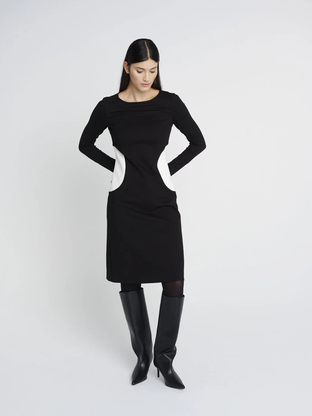 Zweifarbiges Kleid in schwarz-weiß, Sixties-Look mit rundem Ausschnitt und schmalen, langen Ärmeln.