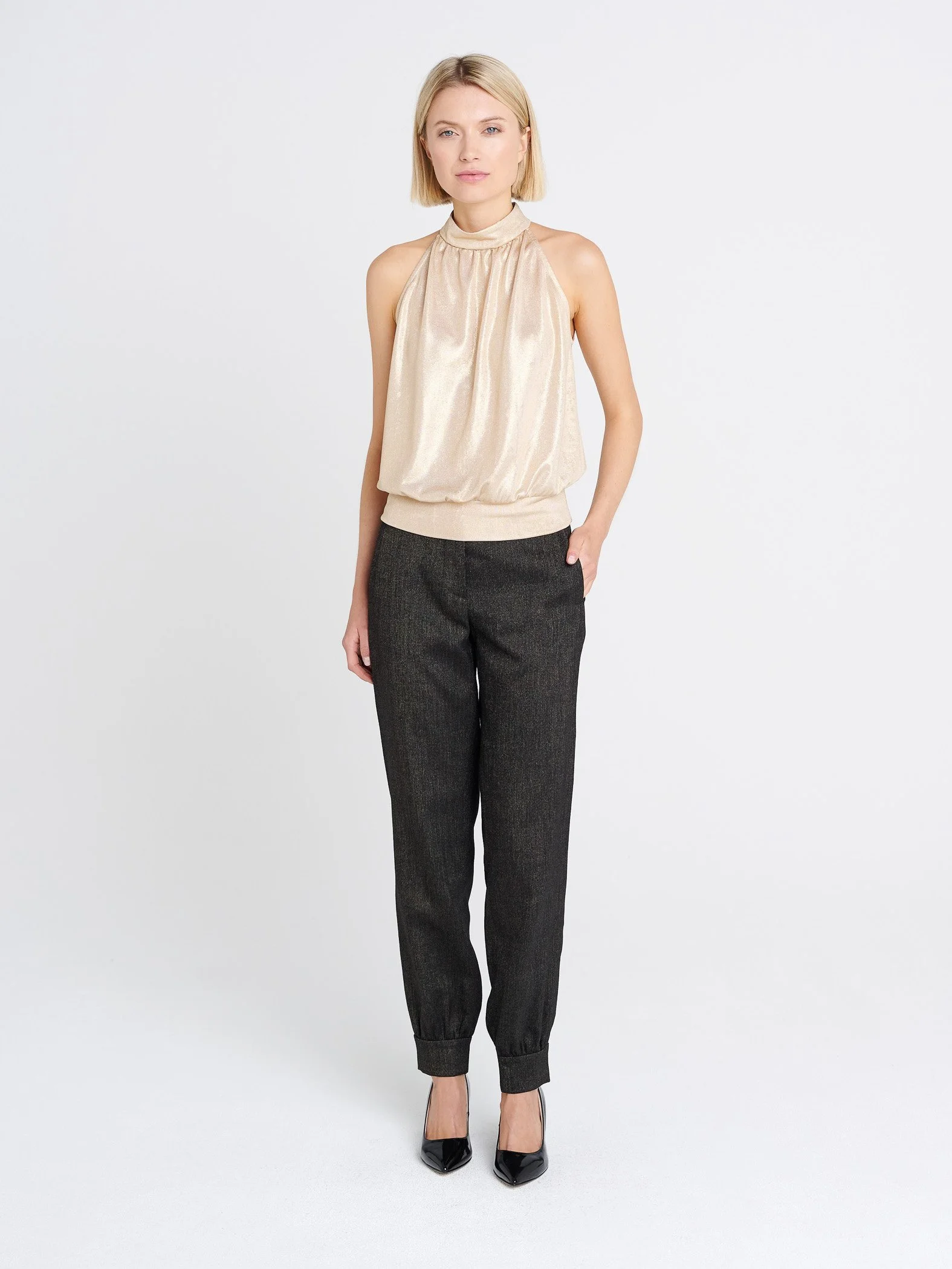 Zeitloses Neckholder- Top in Gold mit Raffung am Kragen und ohne Ärmel