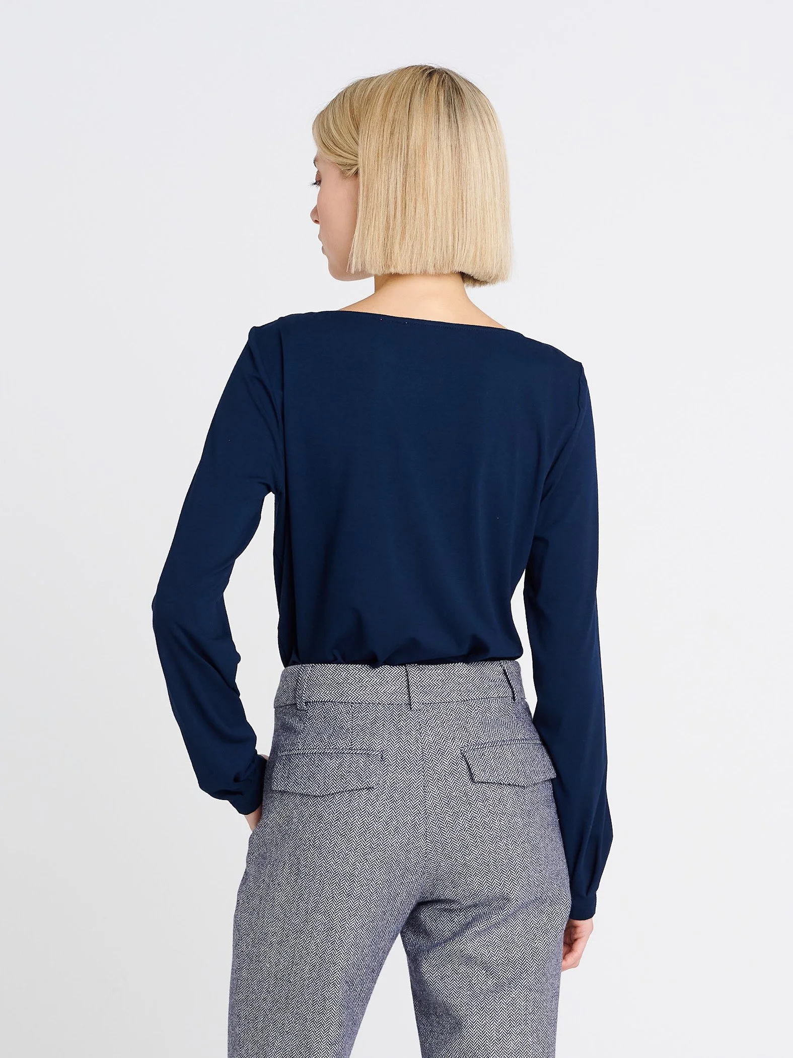 Elegantes Langarmshirt in dunkelblau mit gelegten Falten am Ausschnitt