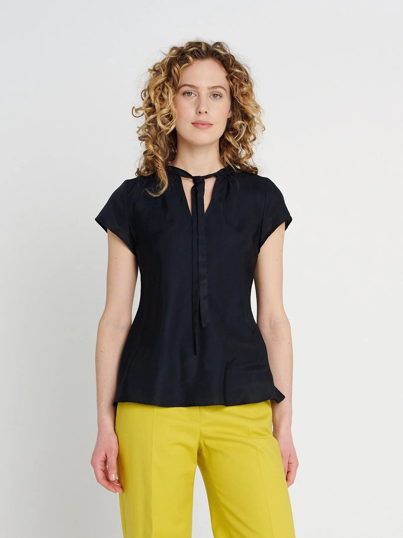 Elegant und sportliches Top mit V-Ausschnitt und Kragen zum Binden in dunkelblau.