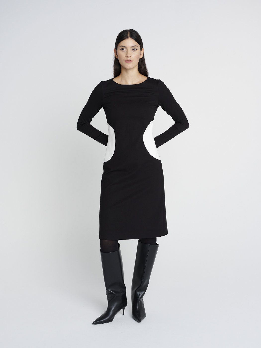 Zweifarbiges Kleid in schwarz-weiß, Sixties-Look mit rundem Ausschnitt und schmalen, langen Ärmeln.