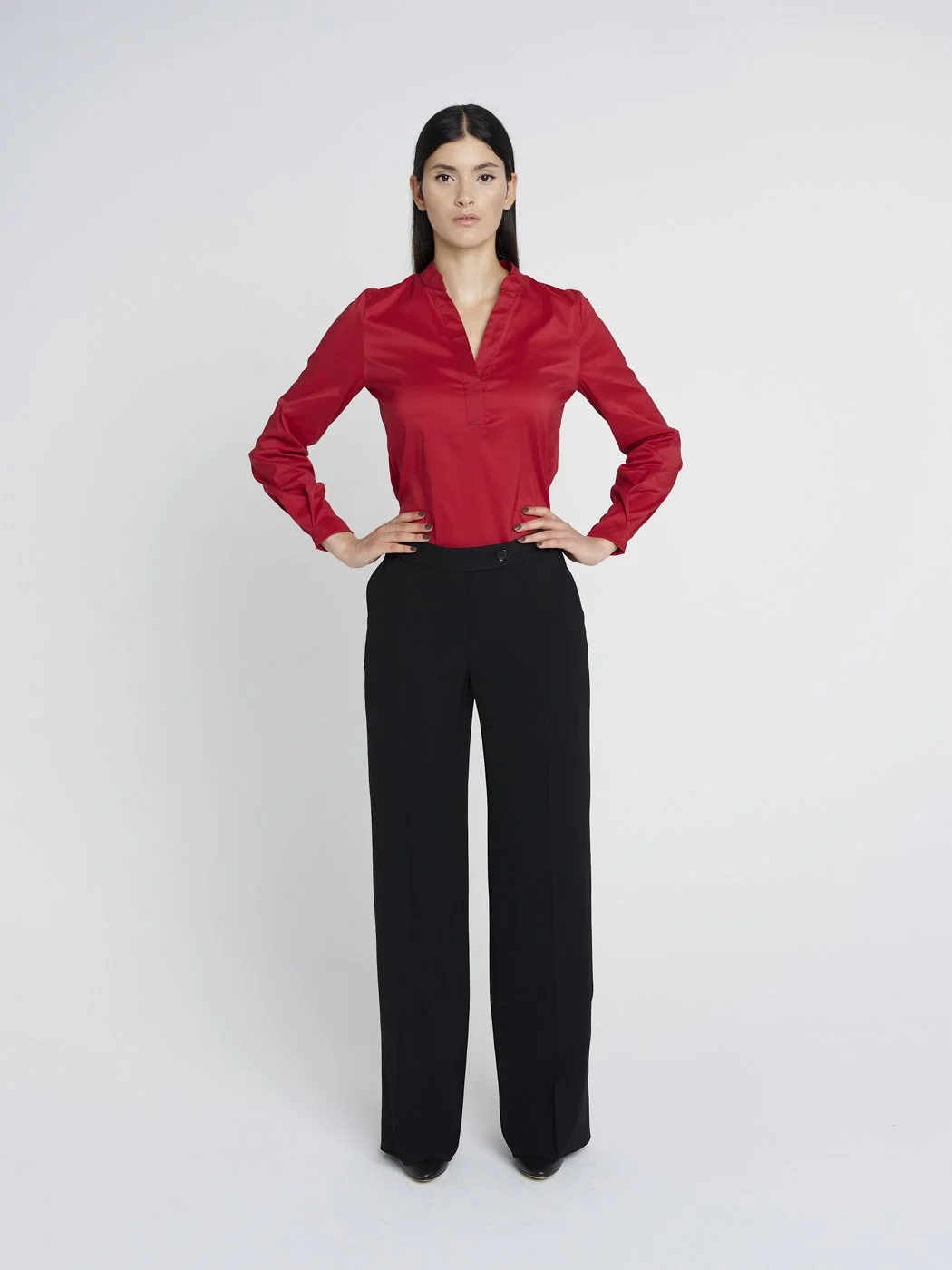 Schwarze, gefütterte Hose mit seitlichen Taschen und Bündchen, hoch geschnitten.