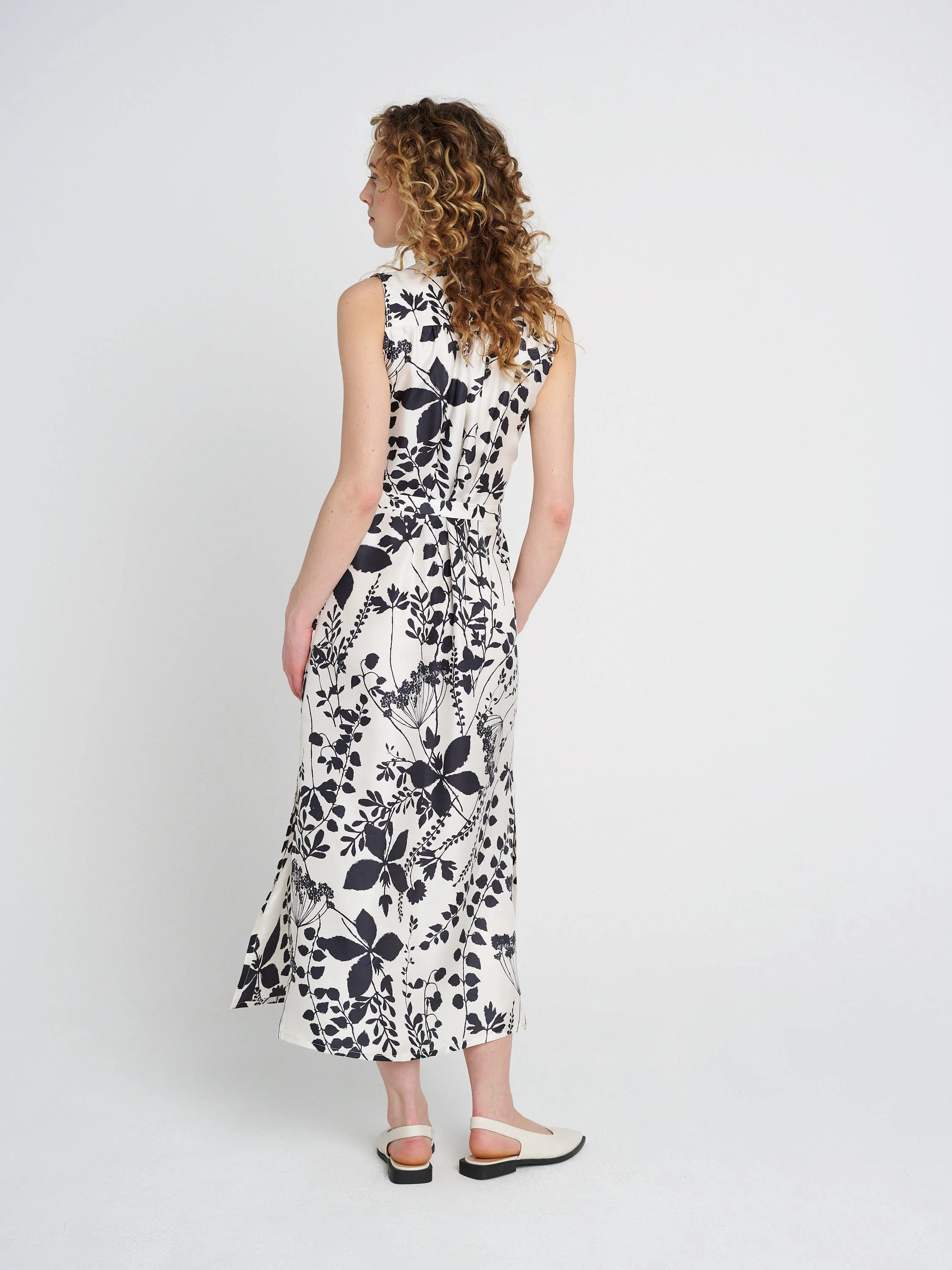 Elegant-lässiges Sommerkleid ohne Ärmel, Knöchellang mit Schlitz und passendem Bintegürtel in schwarz/ weiß Blumenmuster.