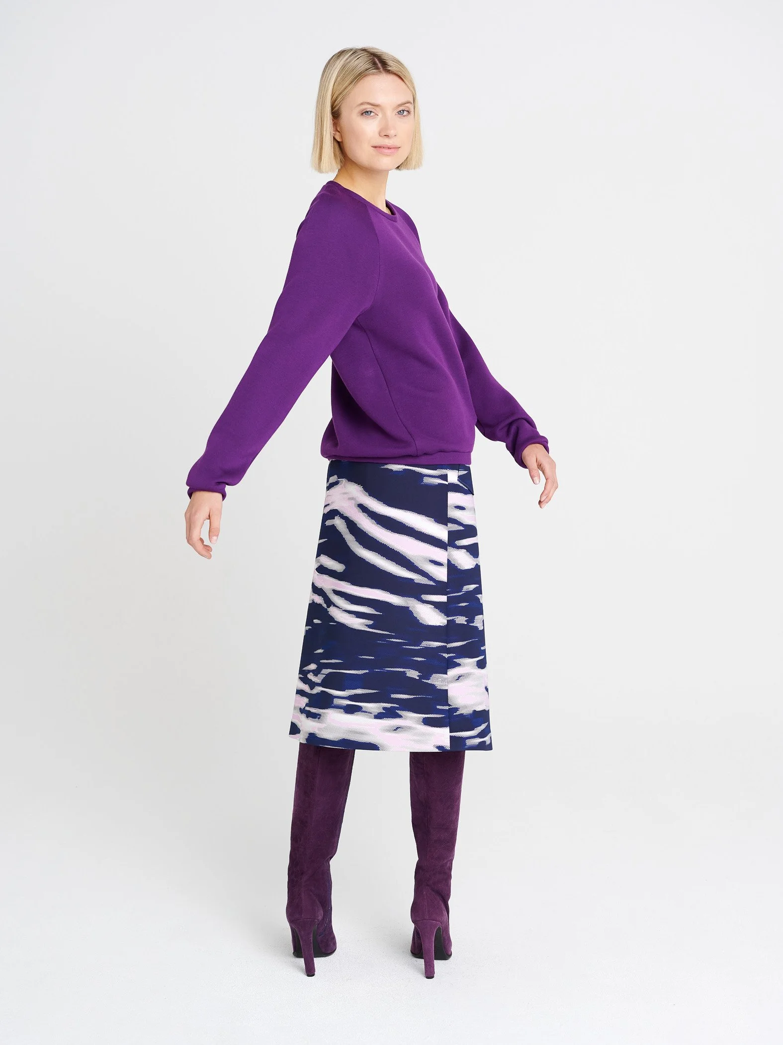 Langärmliger Sweater mit Gummi-Bündchen und rundem Ausschnitt in leuchtend violett