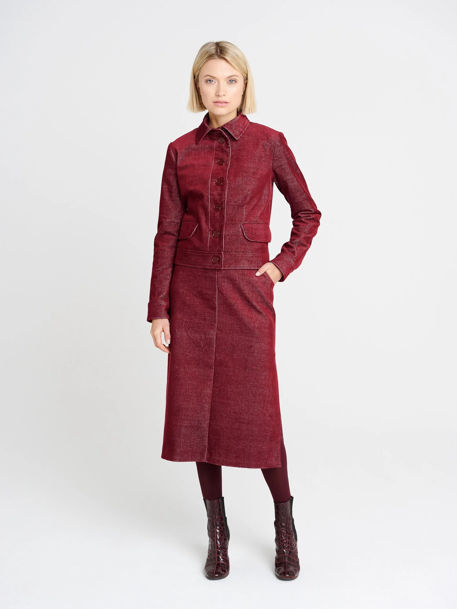 Kurze Jacke aus Crod mit runden Klappentaschen und Knöpfen in dunkelrot
