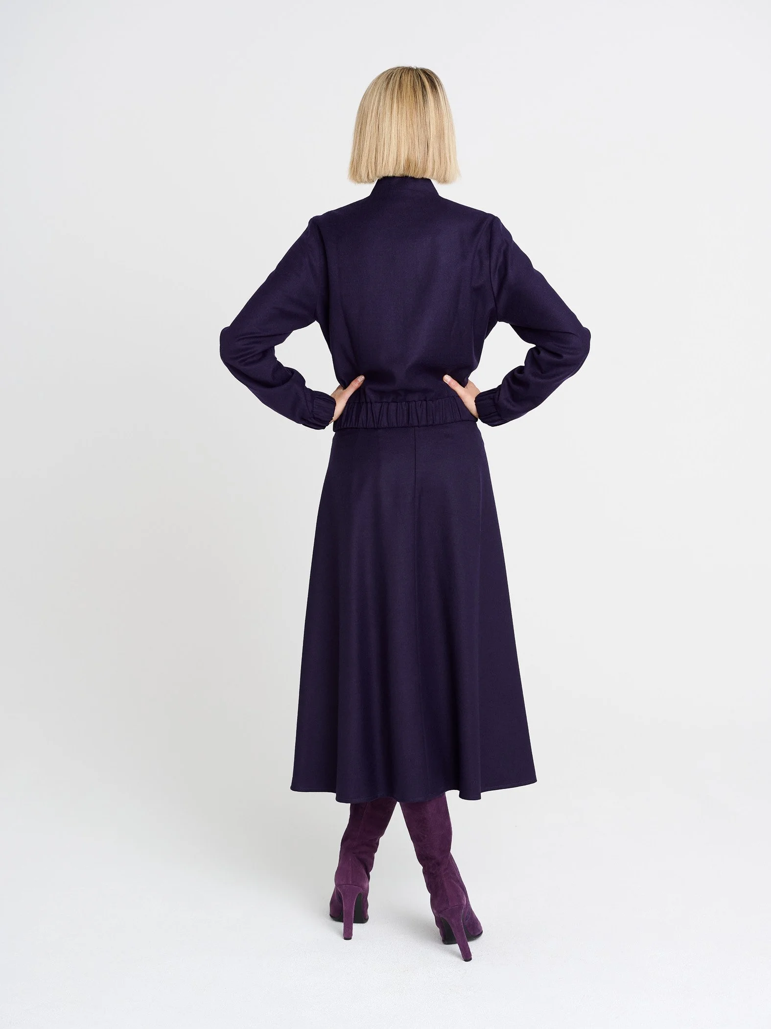Moderne Blouson-Jacke mit weiten Ärmeln und Reißverschlusstaschen in dunkellila