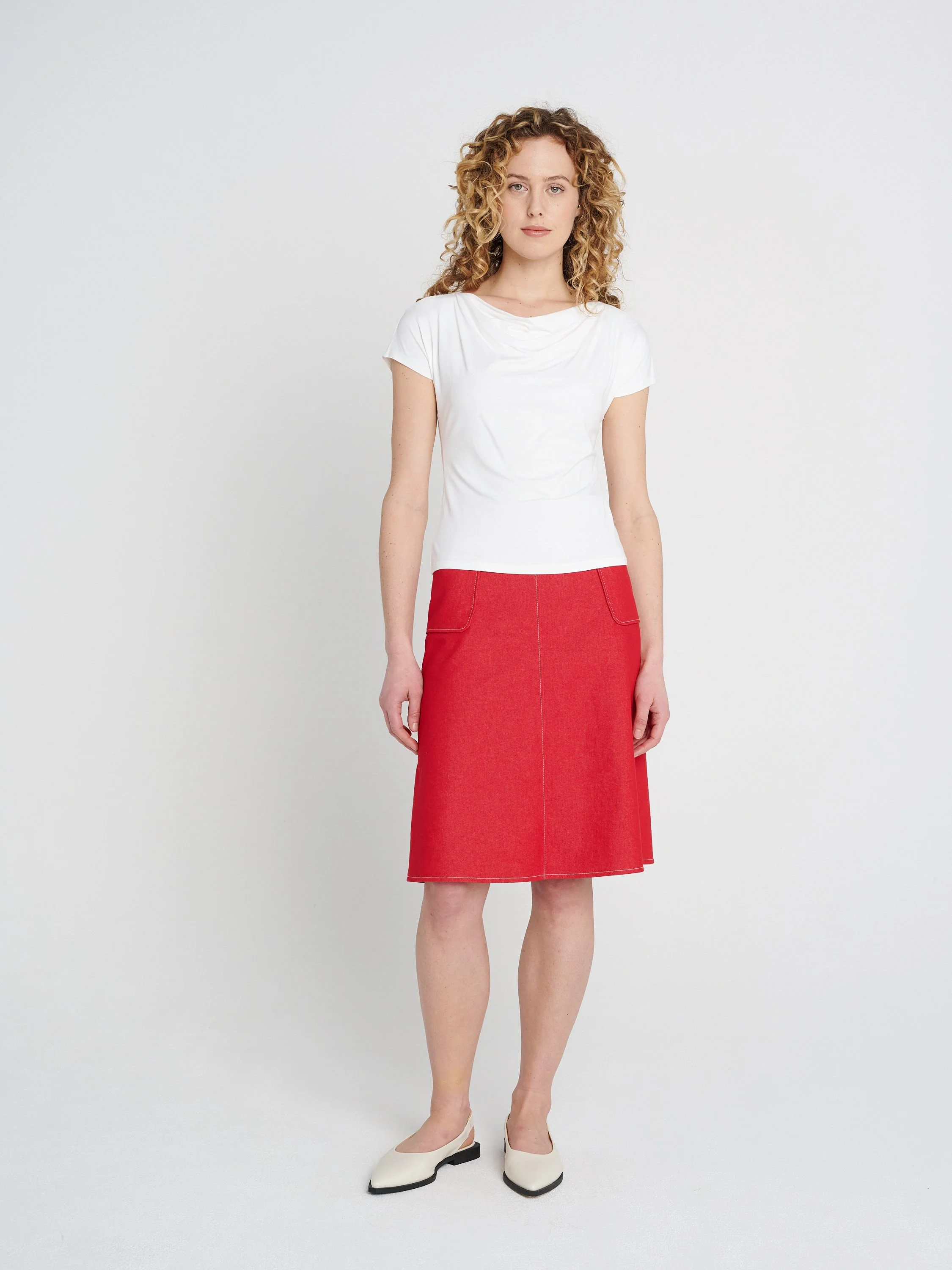 Weißes Wasserfallshirt mit angeschnittenen Ärmeln, eng geschnitten aus weichem Jersey.