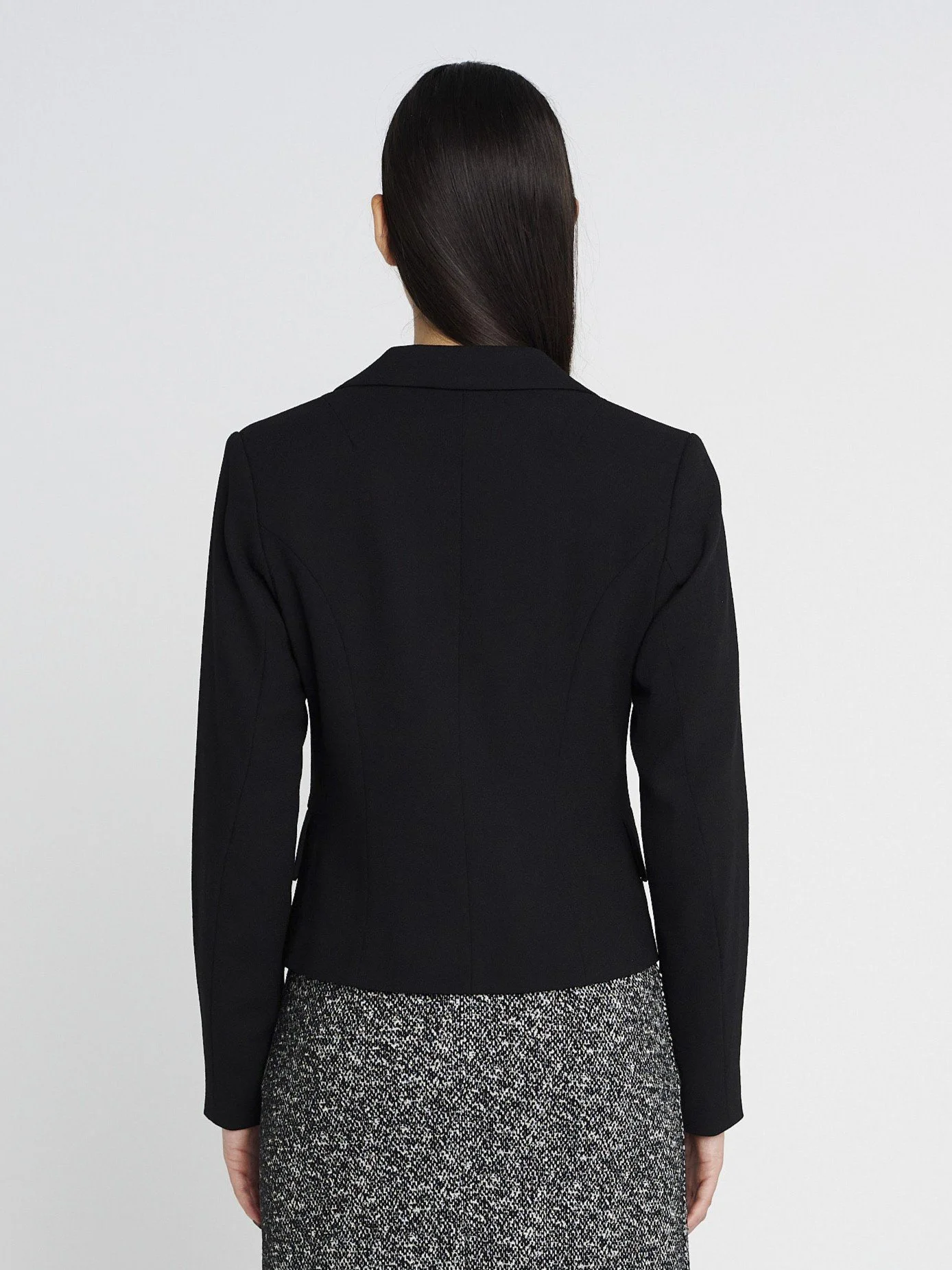 Einreihiger kurzer Blazer aus Schurwolle, klassiches Revers und Blazertaschen in schwarz.