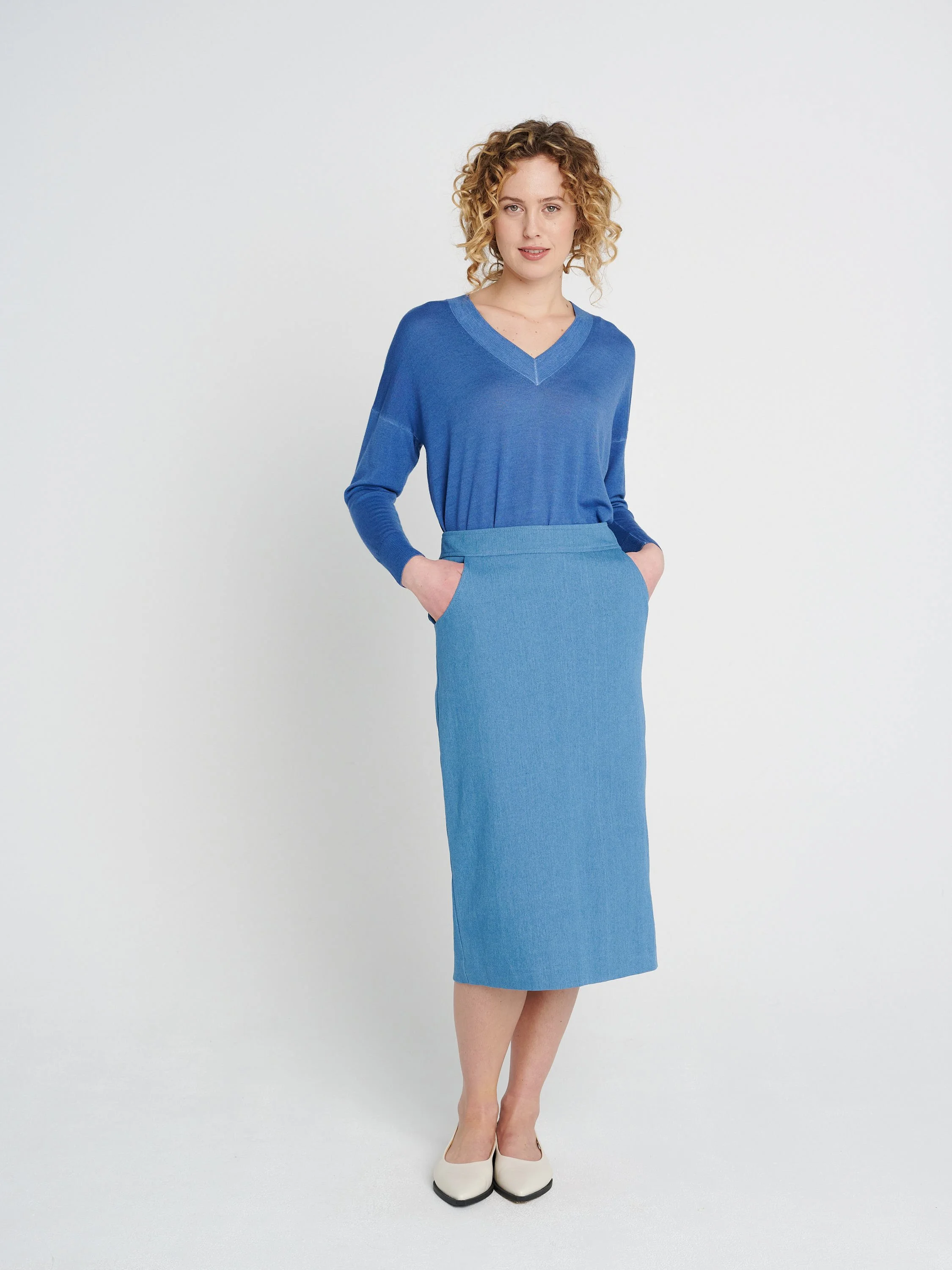 Gerader Rock aus elastischer Baumwolle in Midi-Länge aus hellblauem Denim.