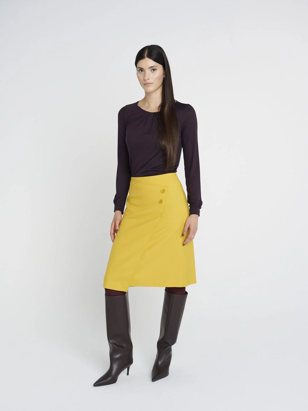 Leuchtend gelber, asymmetrischer Wollrock, knielang im sixties-Stil, knöpfe vorne, leichte A-Linie.