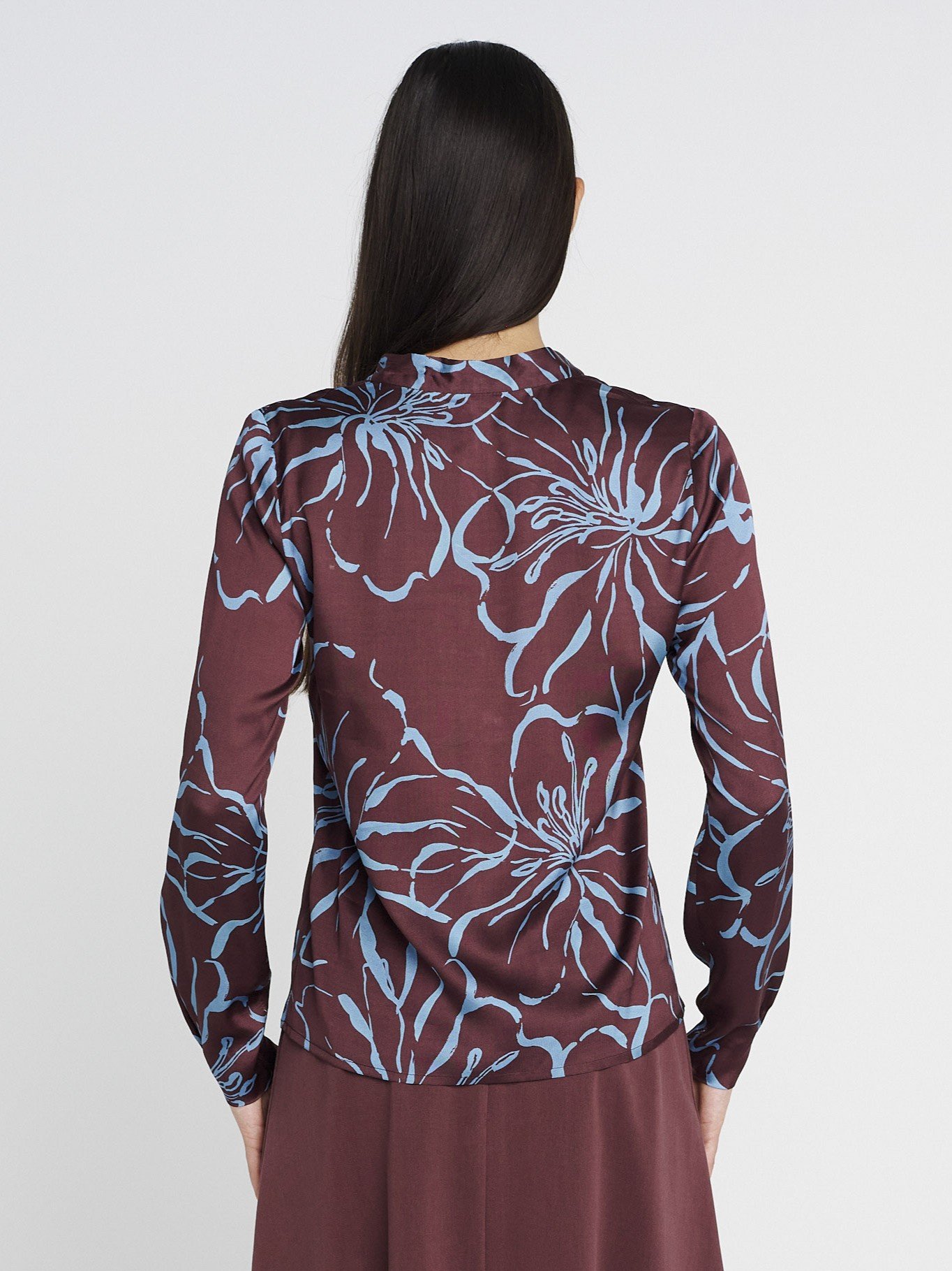Elegante Bluse aus Viskose in hellblau und dunkelrot, lange Ärmel und V-Ausschnitt.