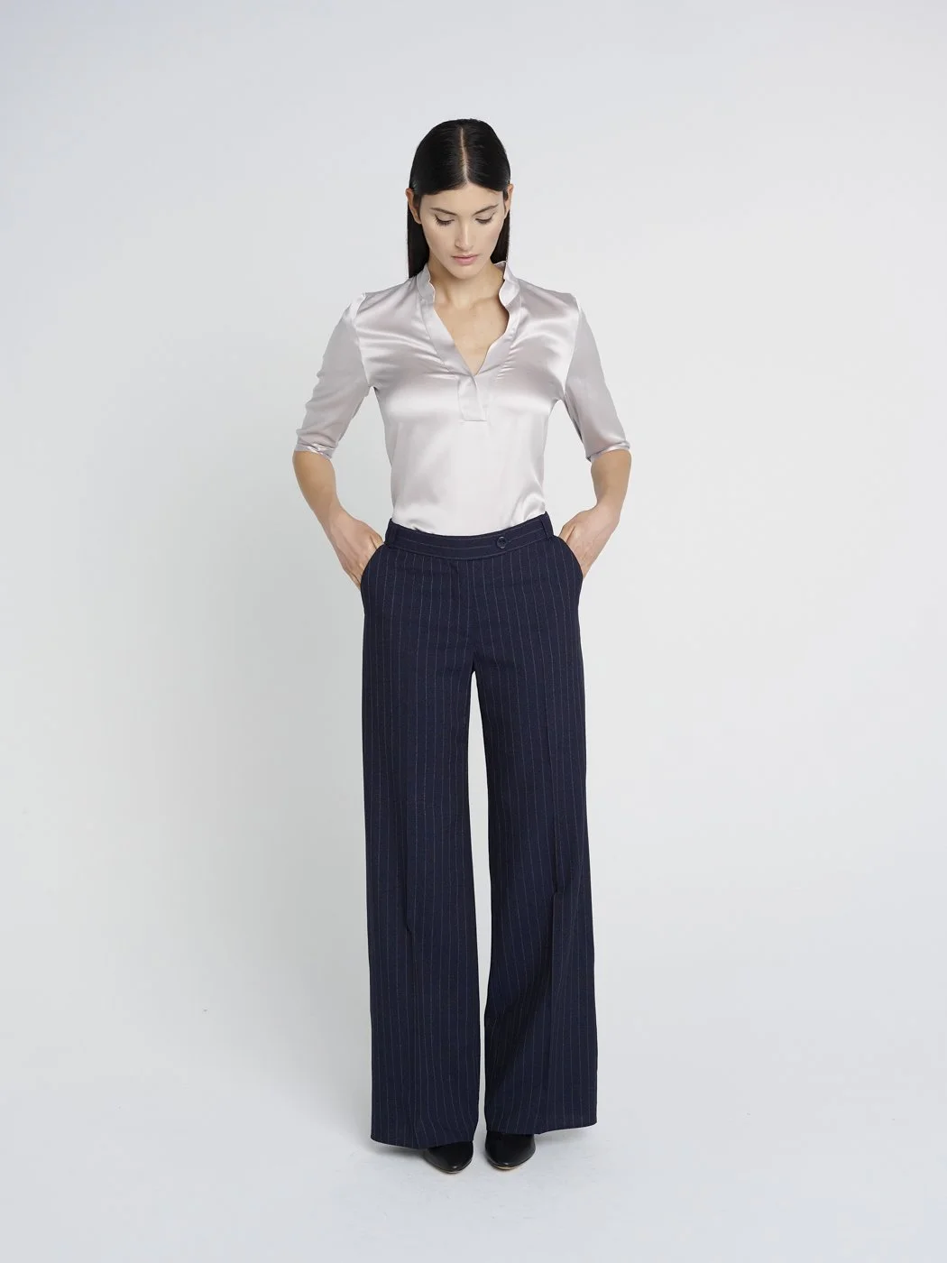 Elegant-Lässige Hose mit Klappentaschen hinten und Bügelfalte, dunkelblau Nadelstreifen.