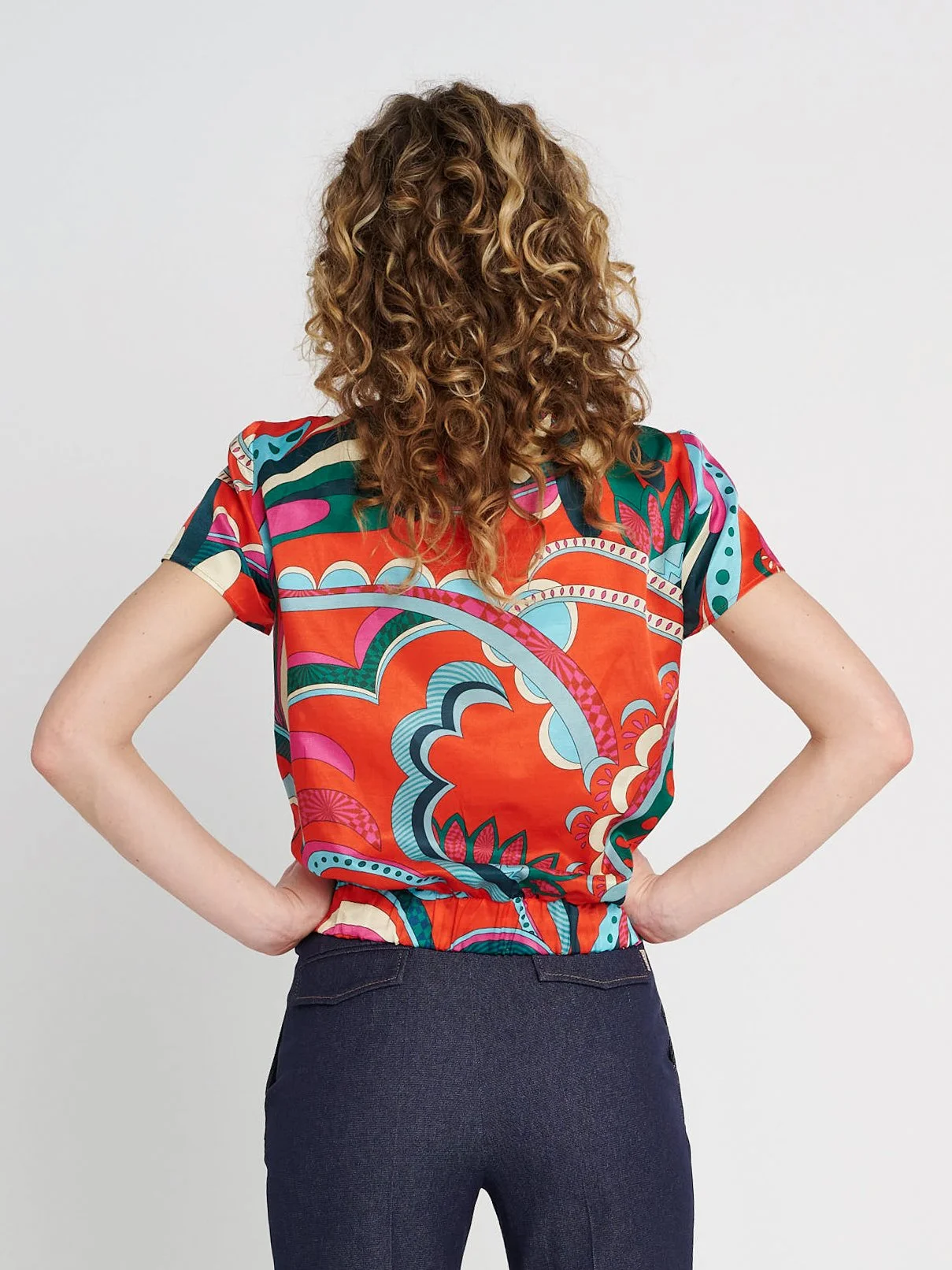 Lockeres Shirt für den Sommer mit Rundhalsausschnitt, kurzen Ärmel und Bündchen in orange/ türkis gemustert.